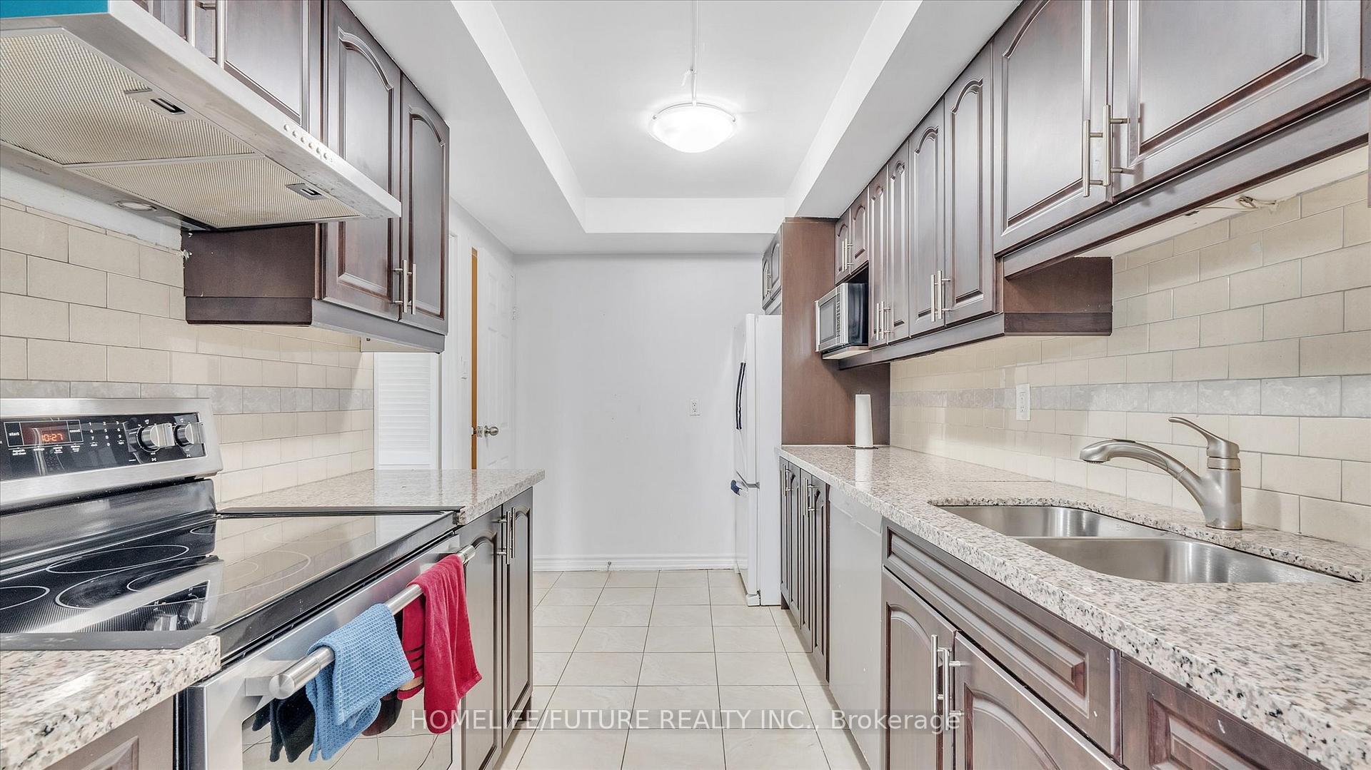 2 Bedrooms Condo at 10 Stonehill, Toronto For sale