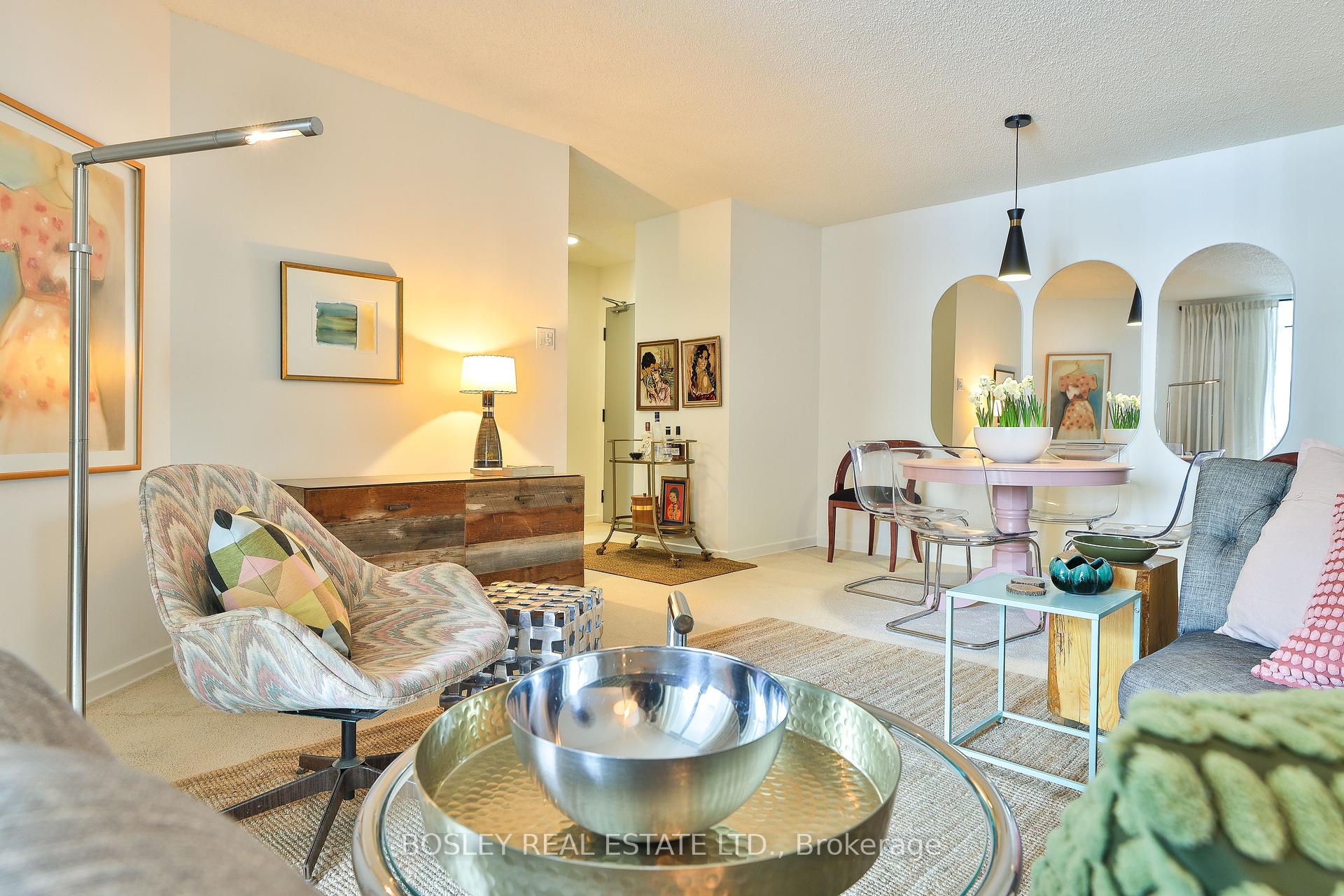 2 Bedrooms Condo at 25 Maitland, Toronto For sale