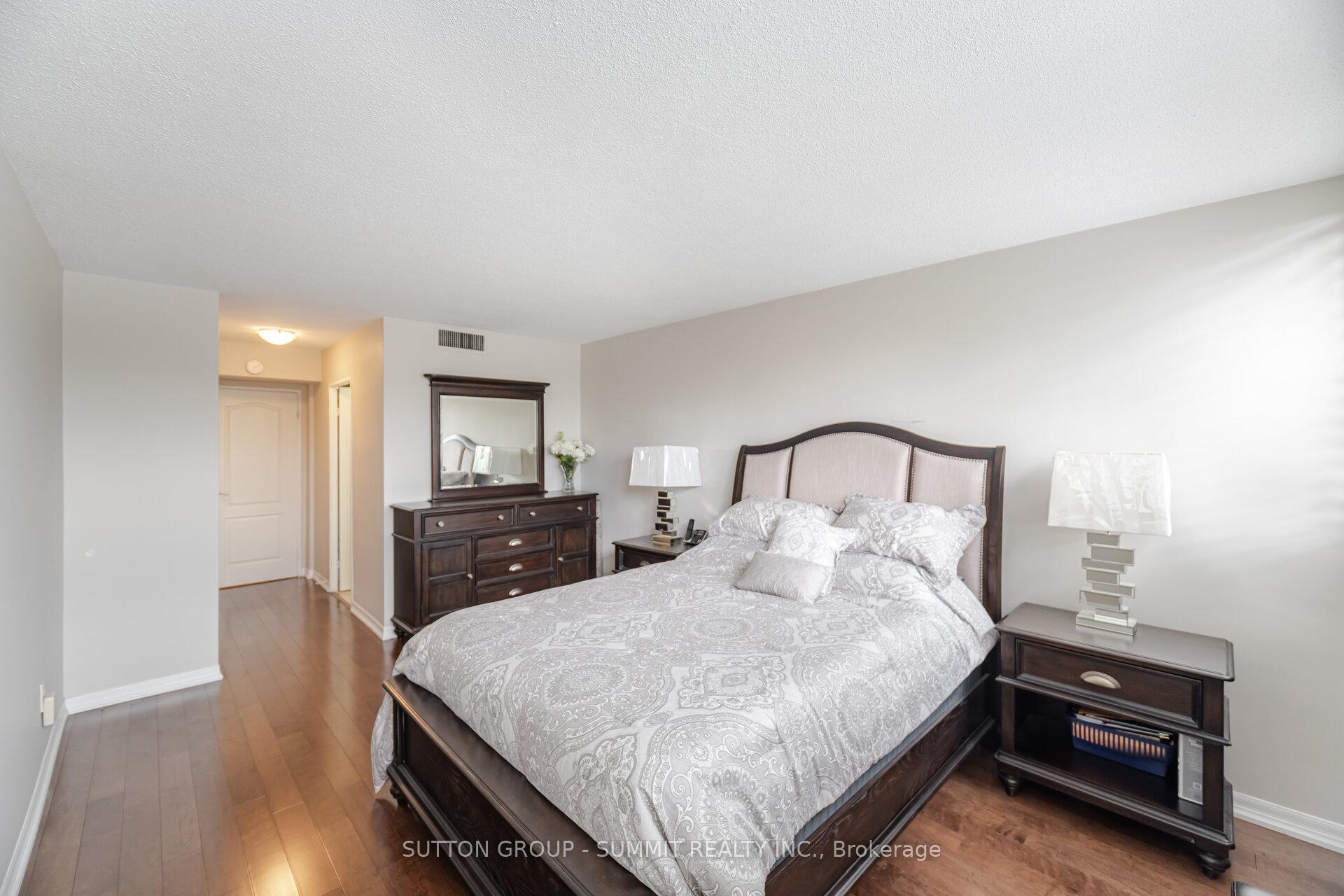 3 Bedrooms Condo at 1333 Bloor, Mississauga For sale