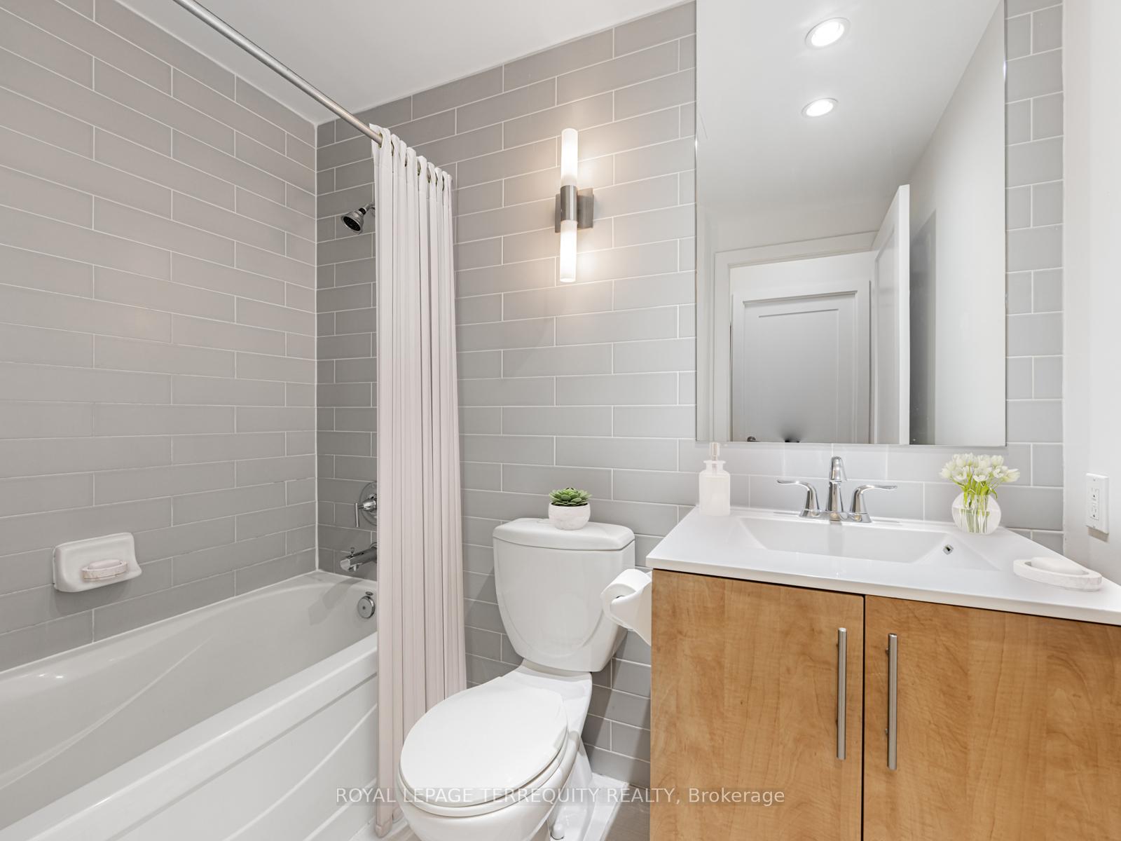 2 Bedrooms Condo at 120 Homewood, Toronto For sale
