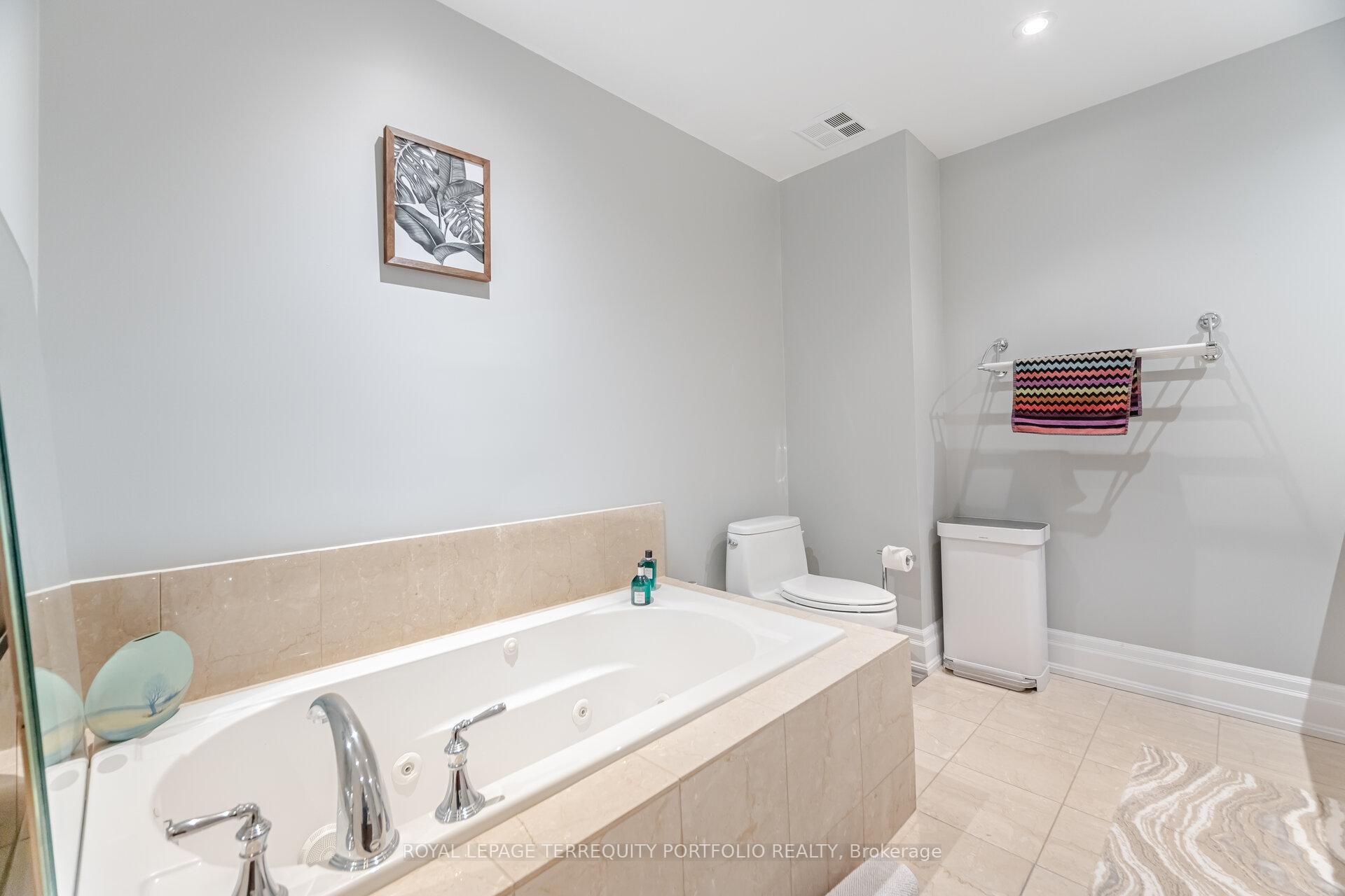 4 Bedrooms Condo at 51 York Mills,  Toronto For sale