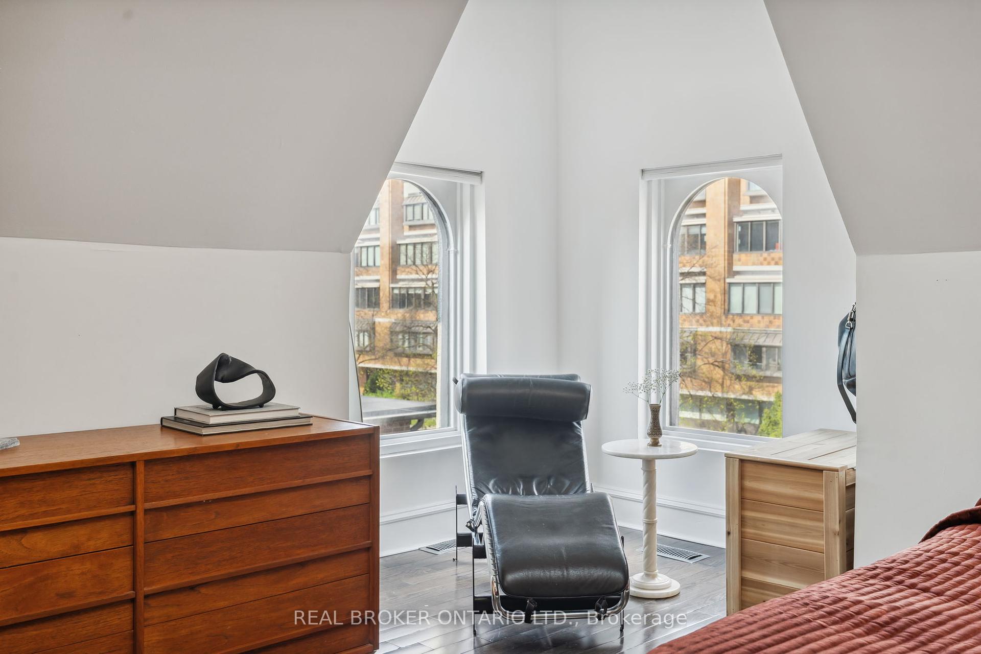 2 Bedrooms Condo at 300 Avenue, Toronto For sale
