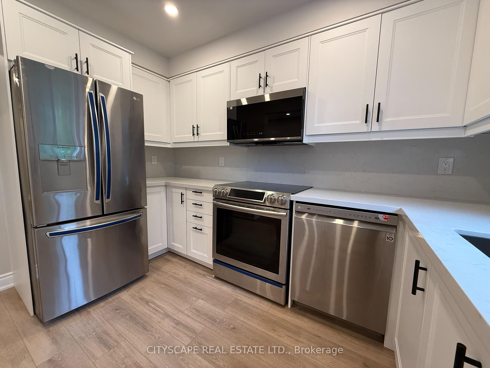 4 Bedrooms Condo at 5659 Glen Erin, Mississauga For sale
