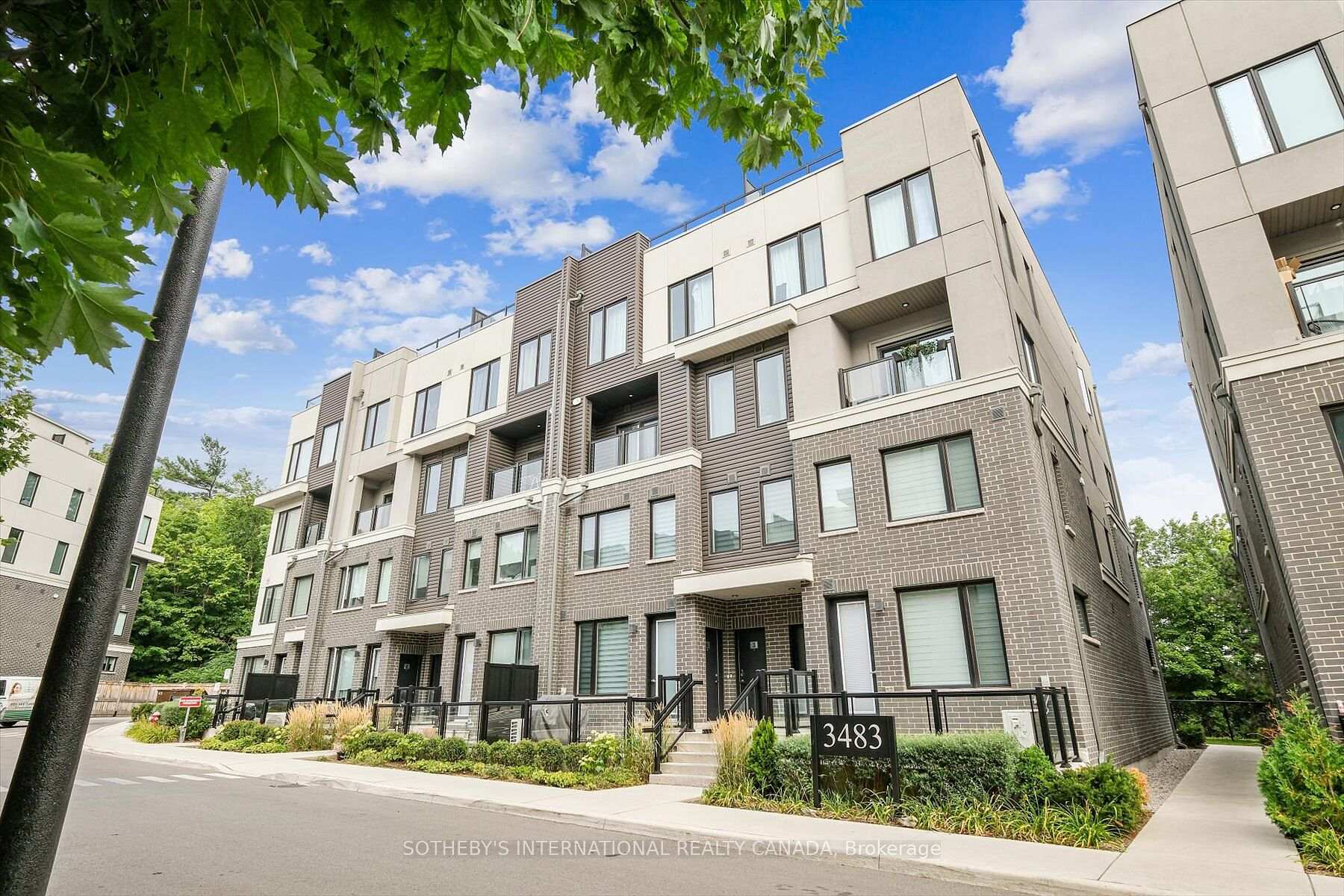 2 Bedrooms Condo at 3483 Widdicombe, Mississauga For sale