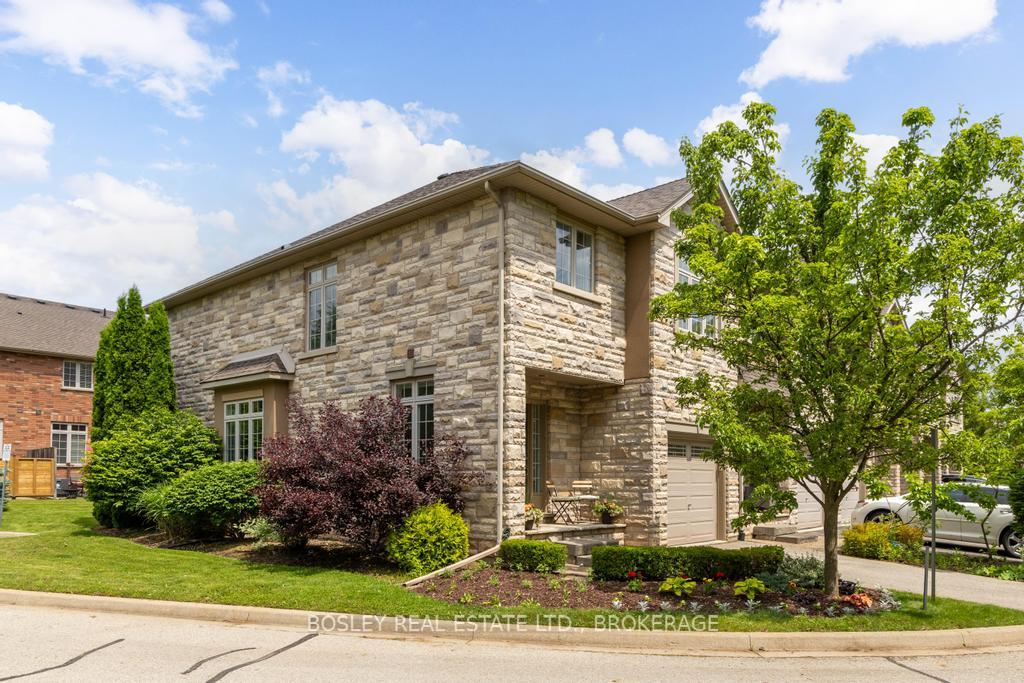3 Bedrooms Condo at 2282 Orchard, Burlington For sale
