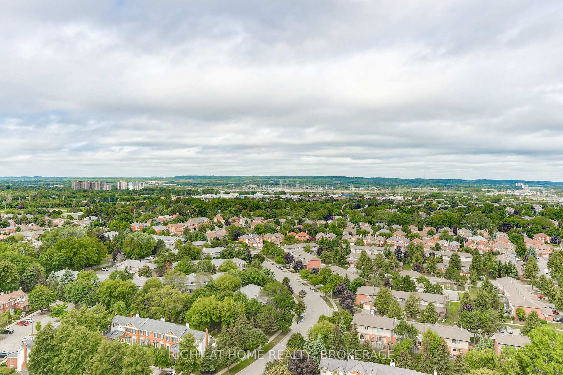 3 Bedrooms Condo at 1276 Maple Crossing, Burlington For sale