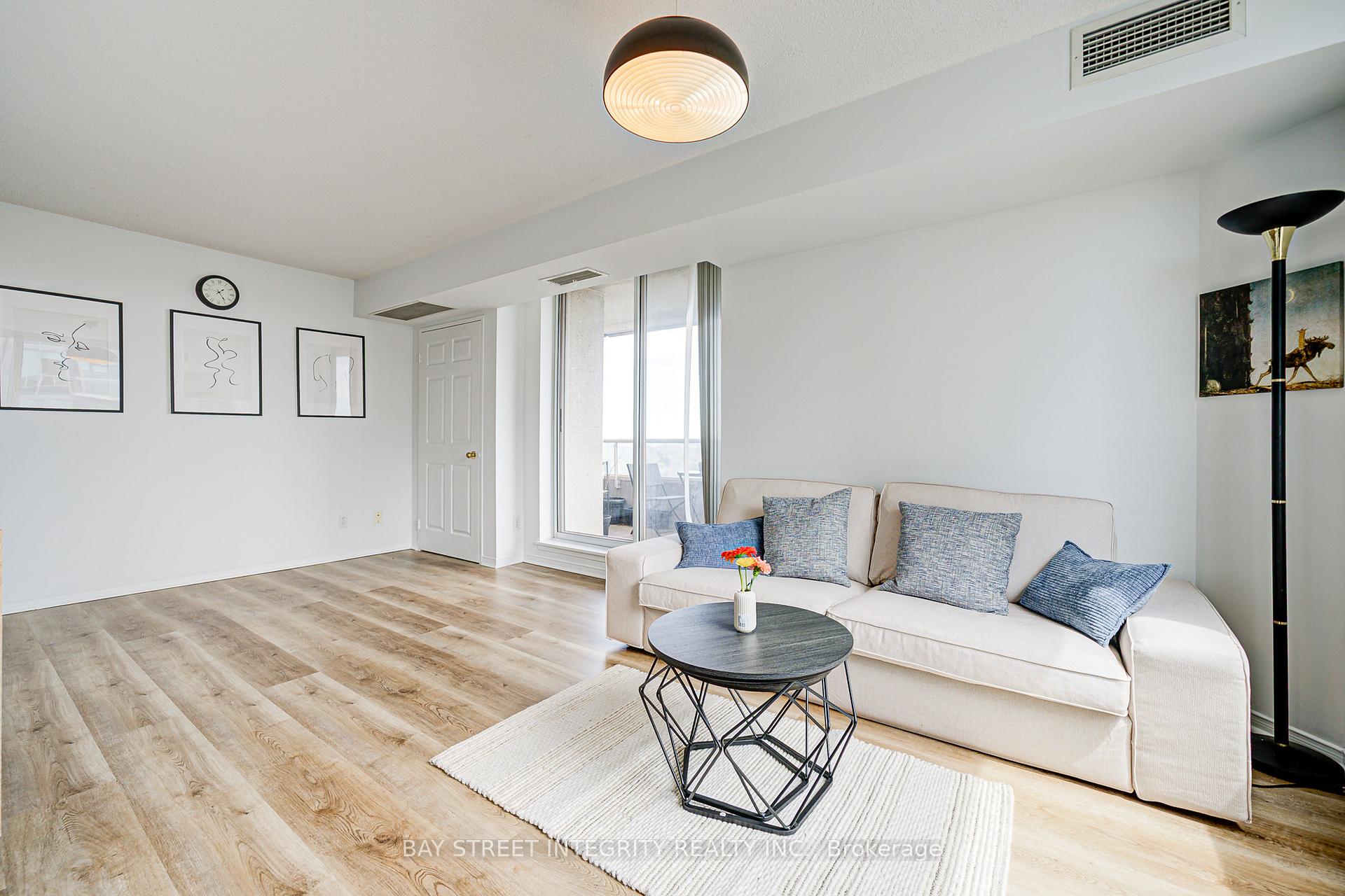 2 Bedrooms Condo at 18 Hillcrest,  Toronto For sale