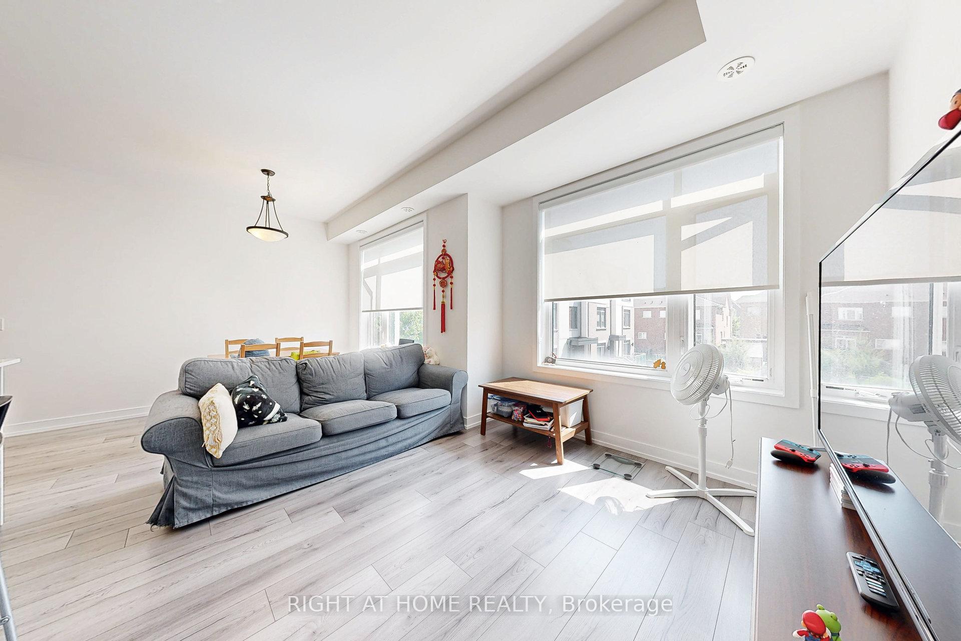2 Bedrooms Condo at 3058 Sixth, Oakville For sale