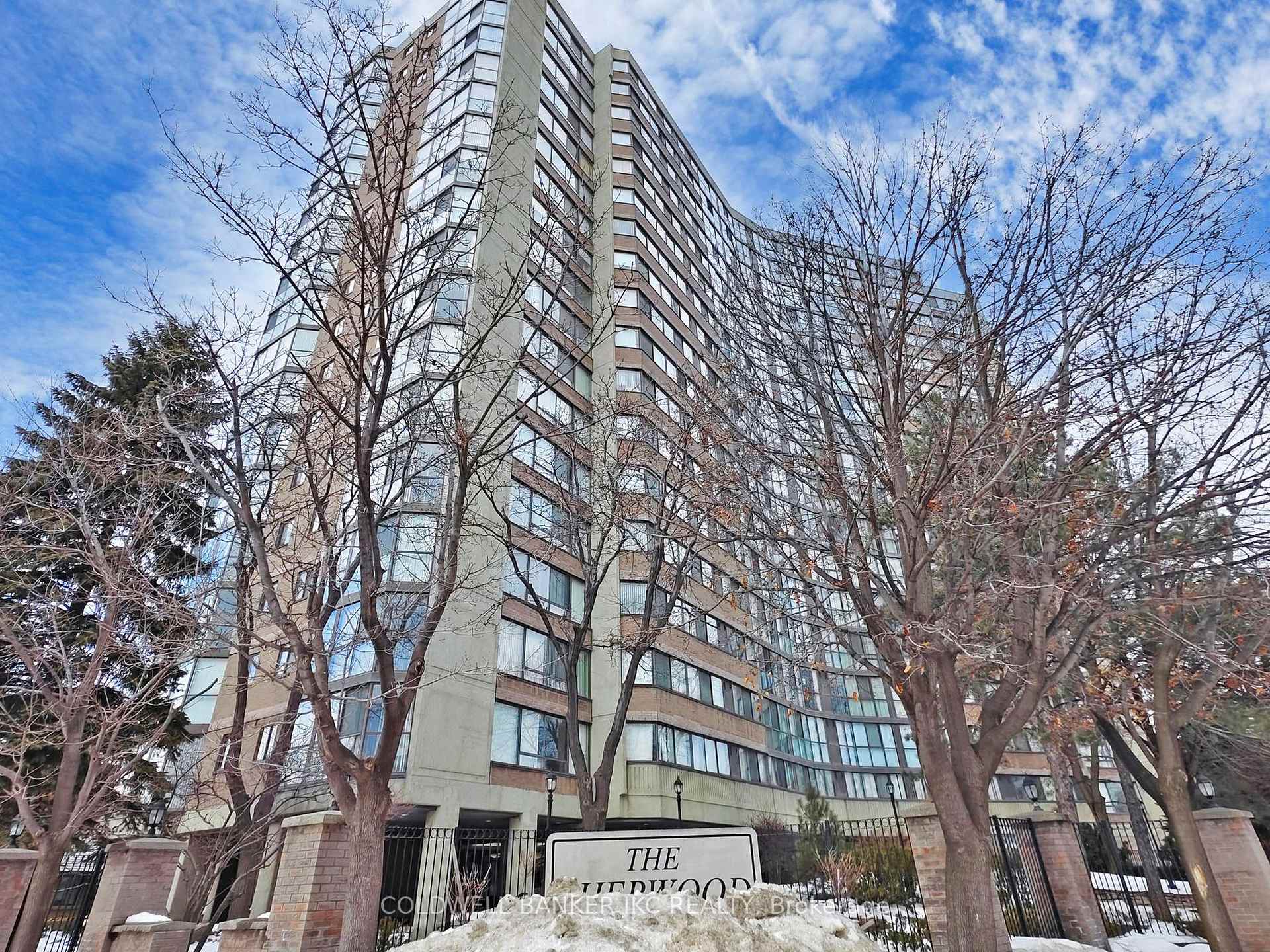 3 Bedrooms Condo at 4235 Sherwoodtowne, Mississauga For sale