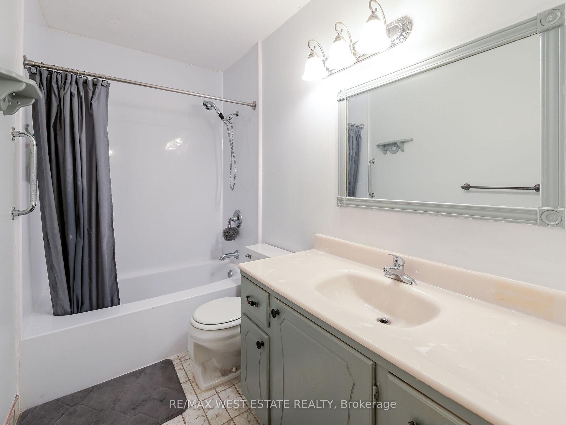 4 Bedrooms Condo at 3665 Flamewood,  Mississauga For sale