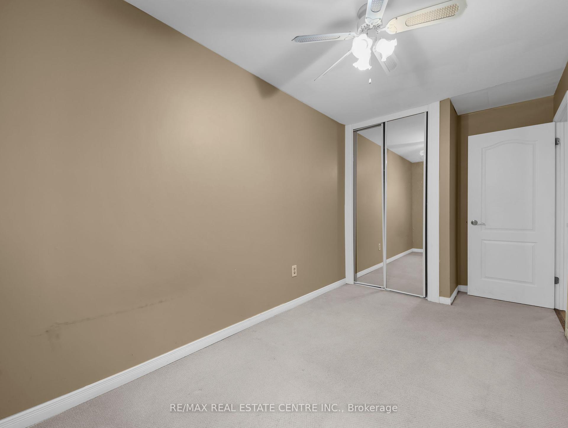 3 Bedrooms Condo at 2779 Gananoque, Mississauga For sale