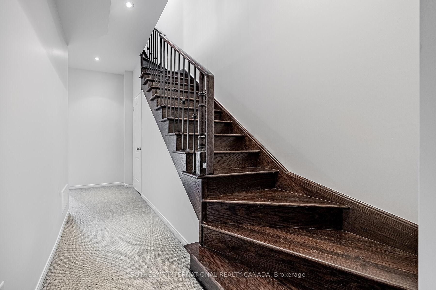 4 Bedrooms Condo at 5700 Tosca, Mississauga For sale