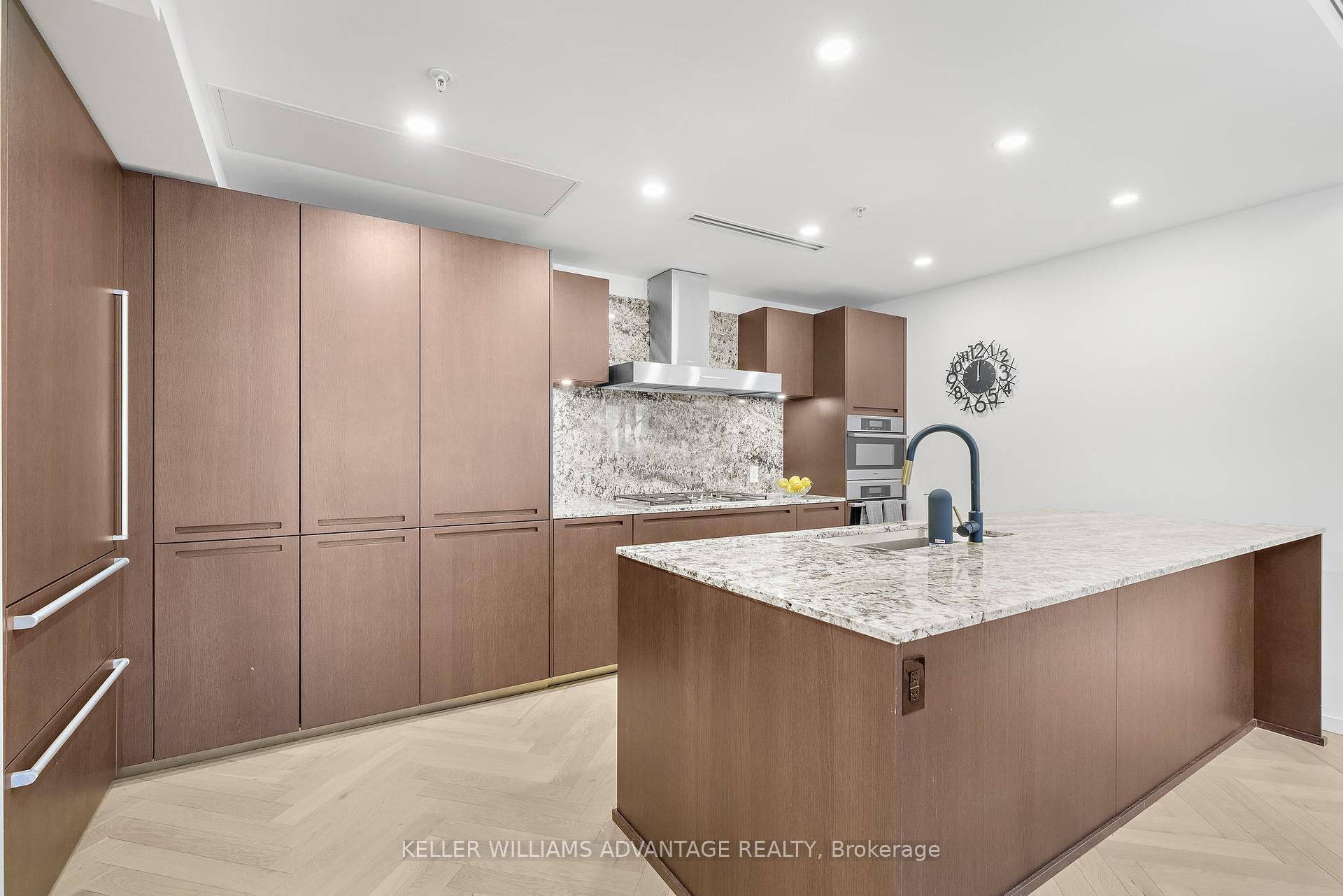 2 Bedrooms Condo at 180 University, Toronto For sale