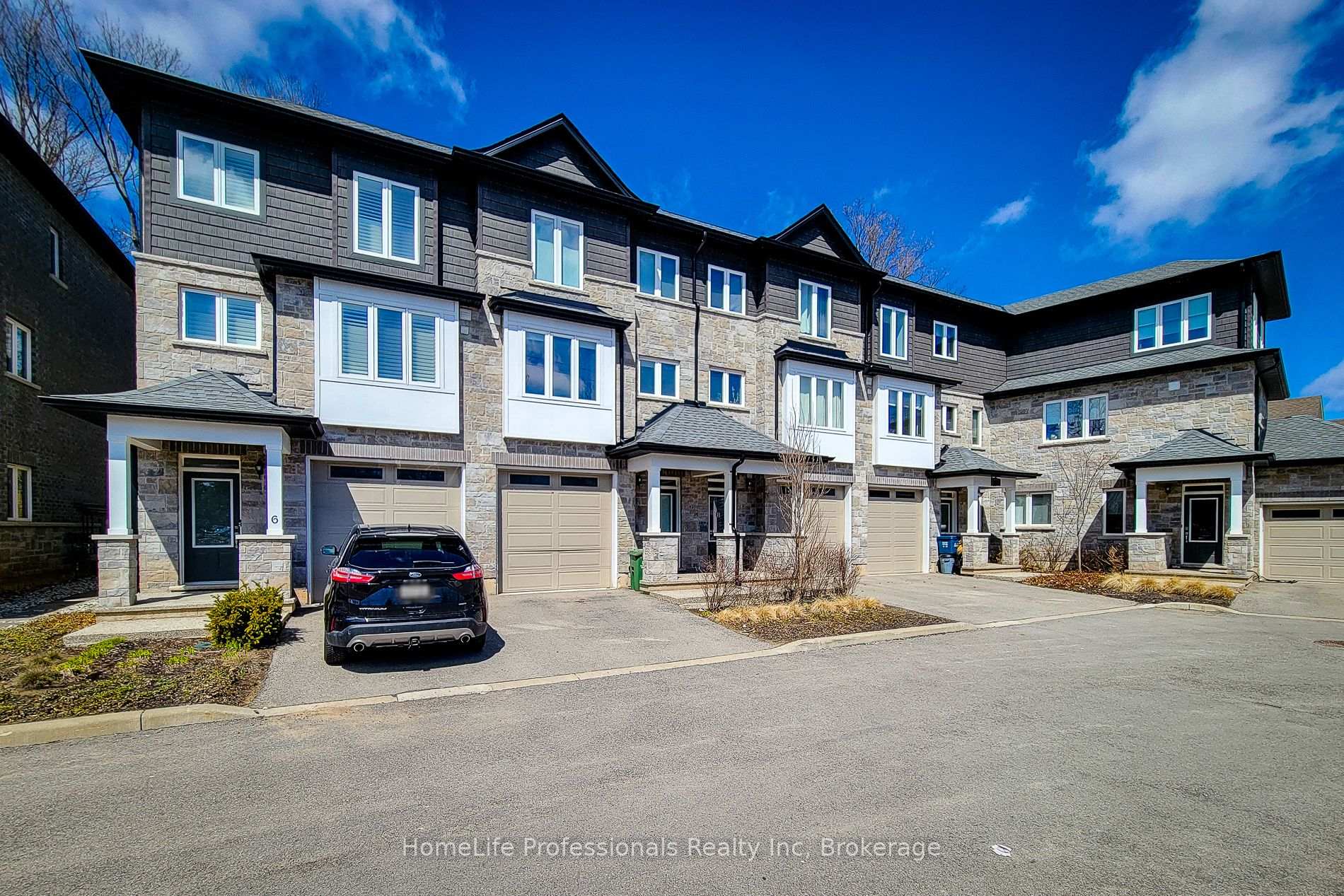 3 Bedrooms Condo at 111 Wilson, Hamilton For sale