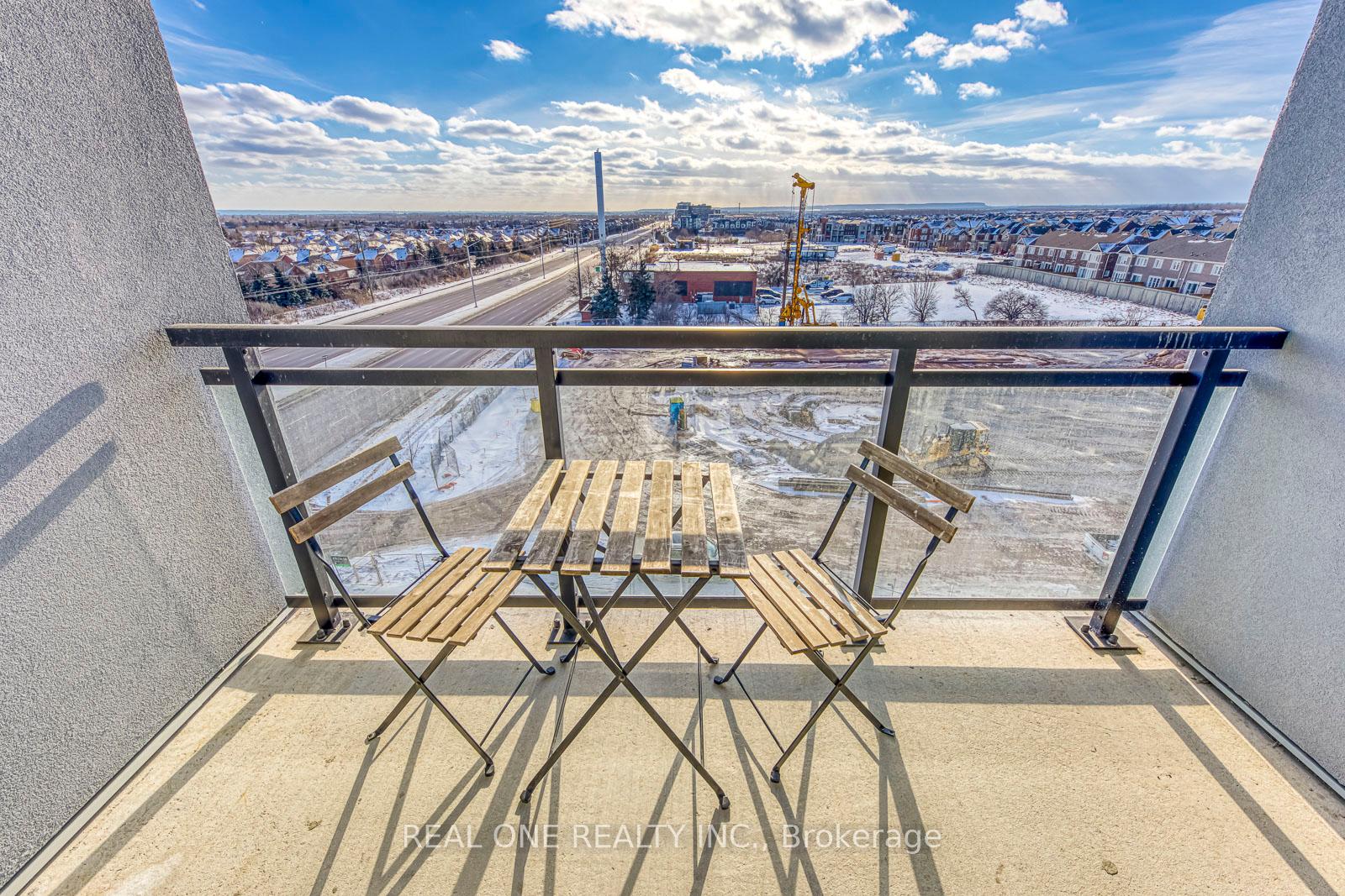 2 Bedrooms Condo at 95 Dundas, Oakville For sale