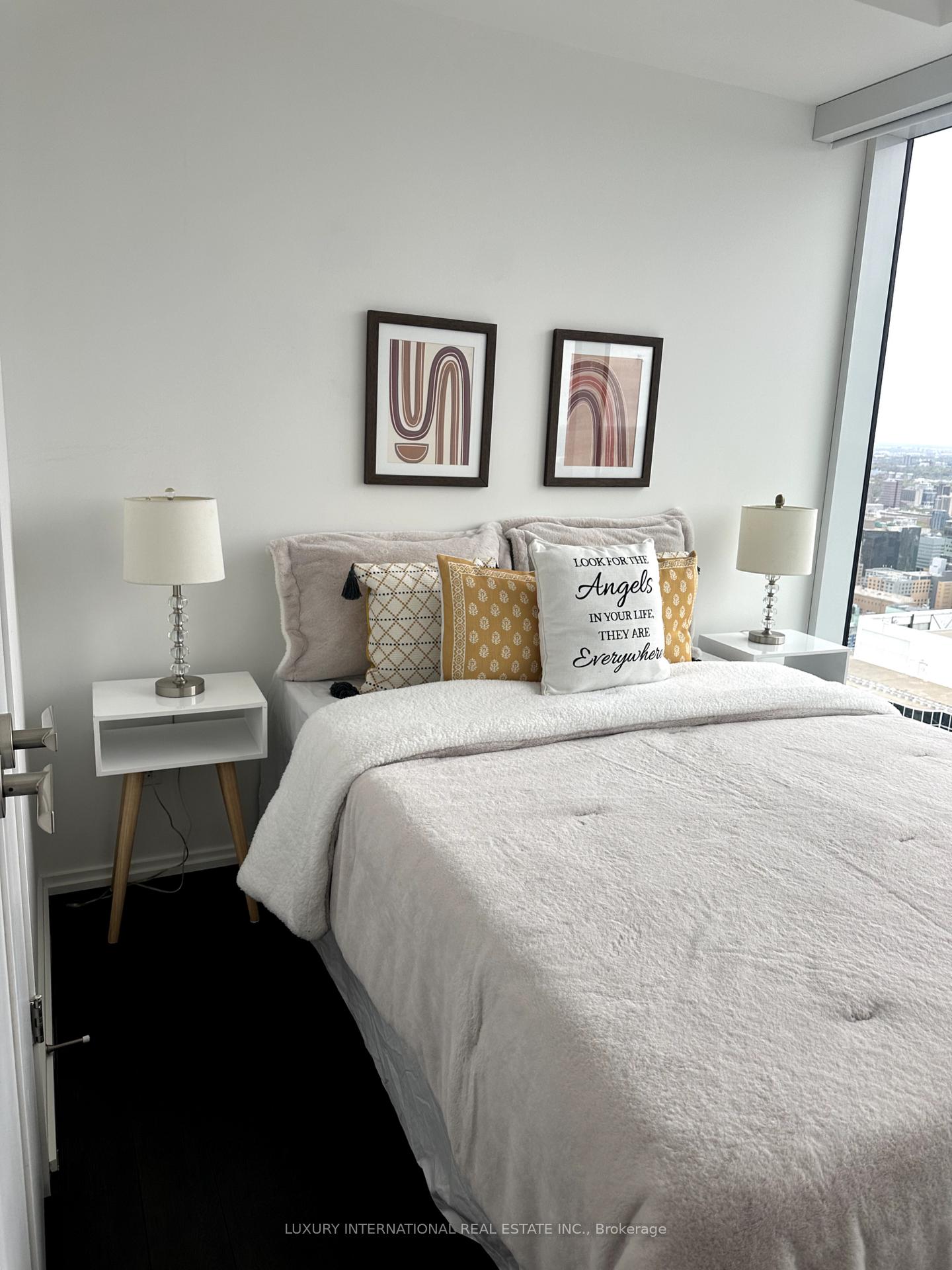 2 Bedrooms Condo at 197 Yonge, Toronto For sale