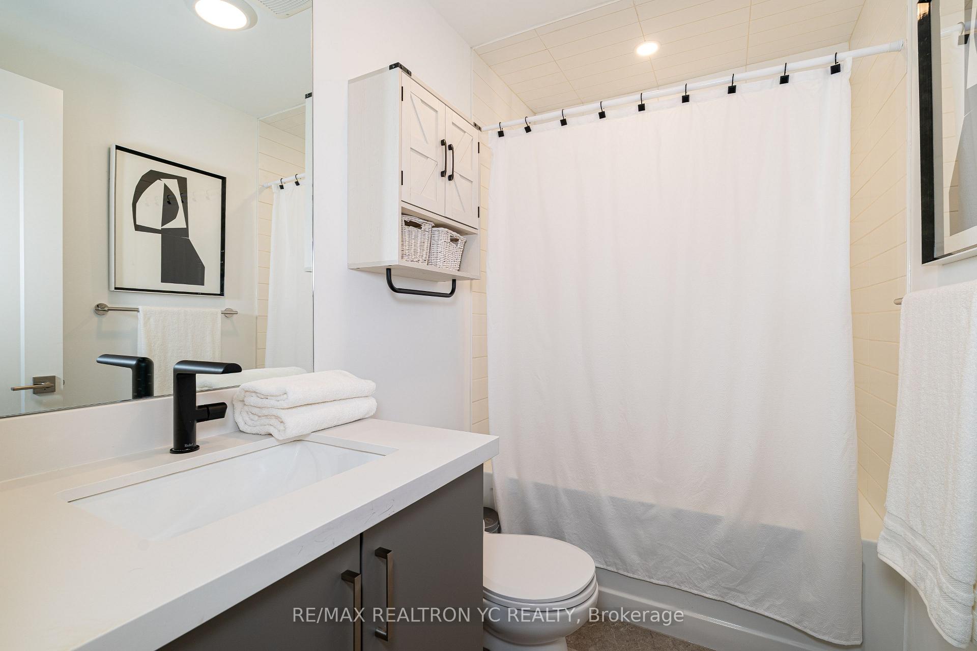 4 Bedrooms Condo at 18 Greenbriar, Toronto For sale