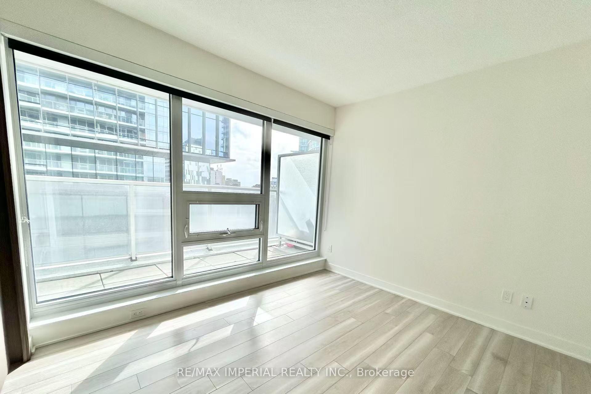 3 Bedrooms Condo at 19 Bathurst,  Toronto For sale