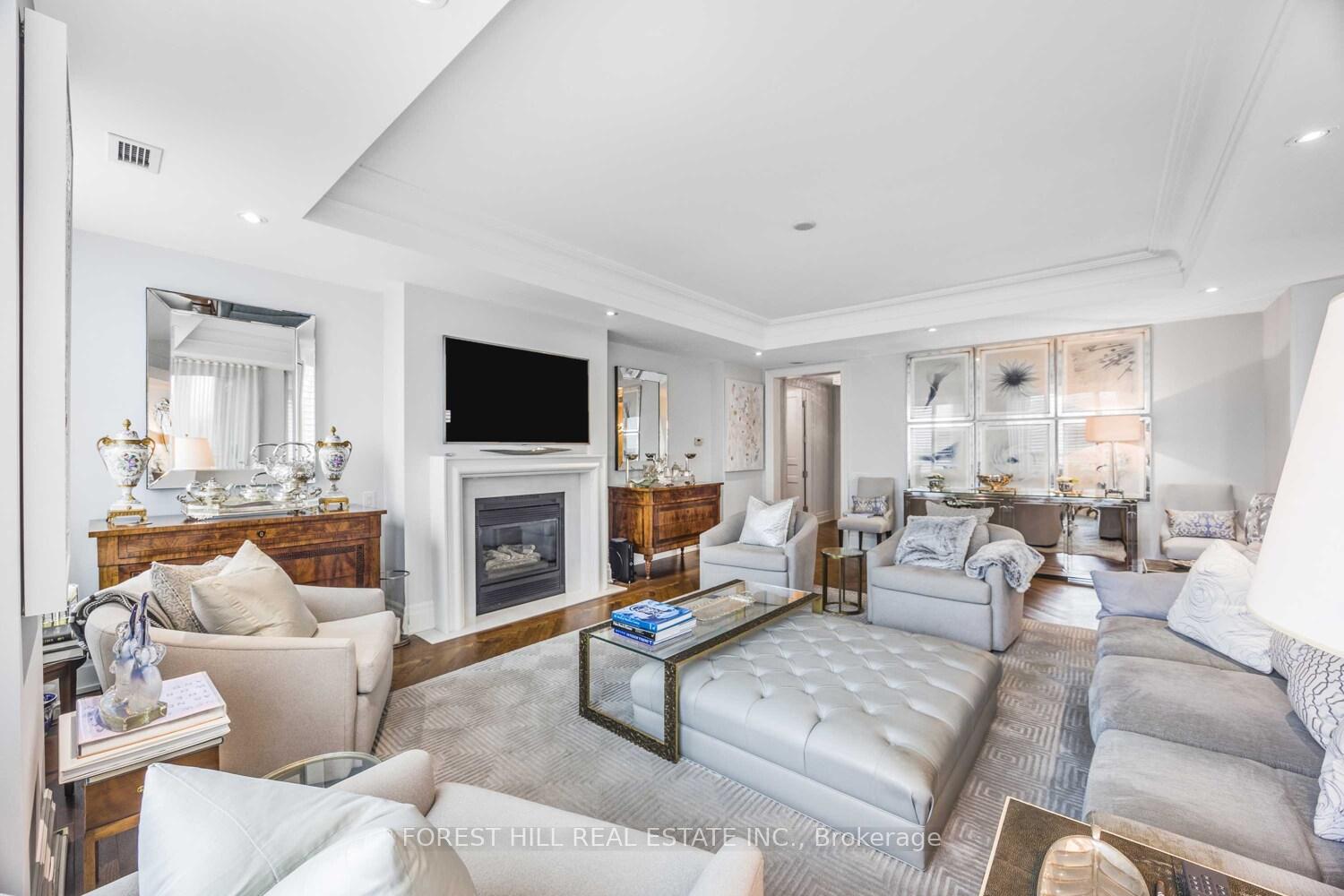 2 Bedrooms Condo at 155 St Clair, Toronto For sale