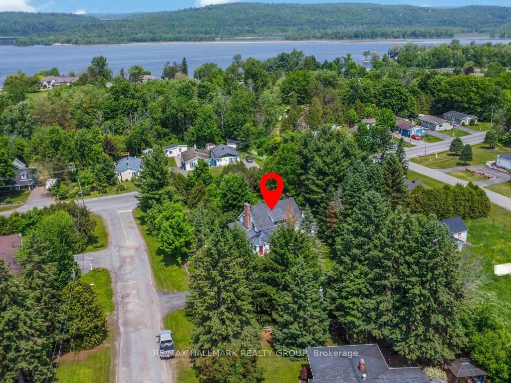 689 Front Road W