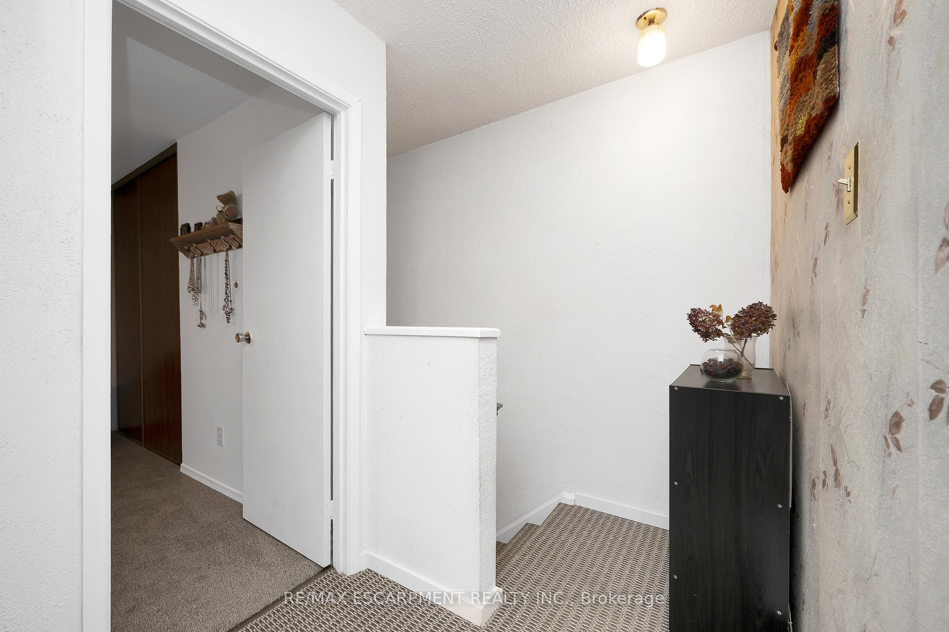 3 Bedrooms Condo at 5017 Pinedale, Burlington For sale