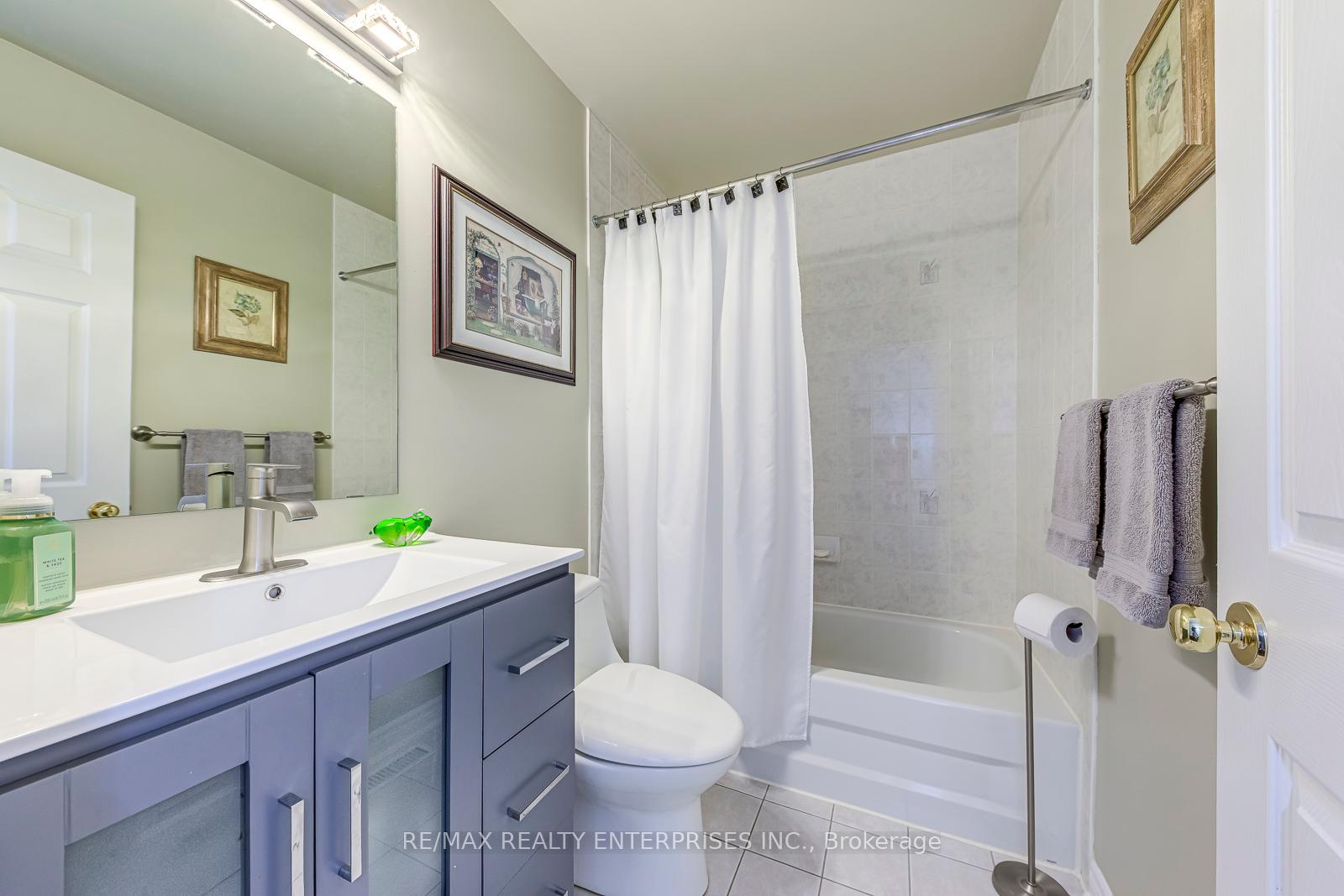 3 Bedrooms Condo at 5658 Glen Erin, Mississauga For sale