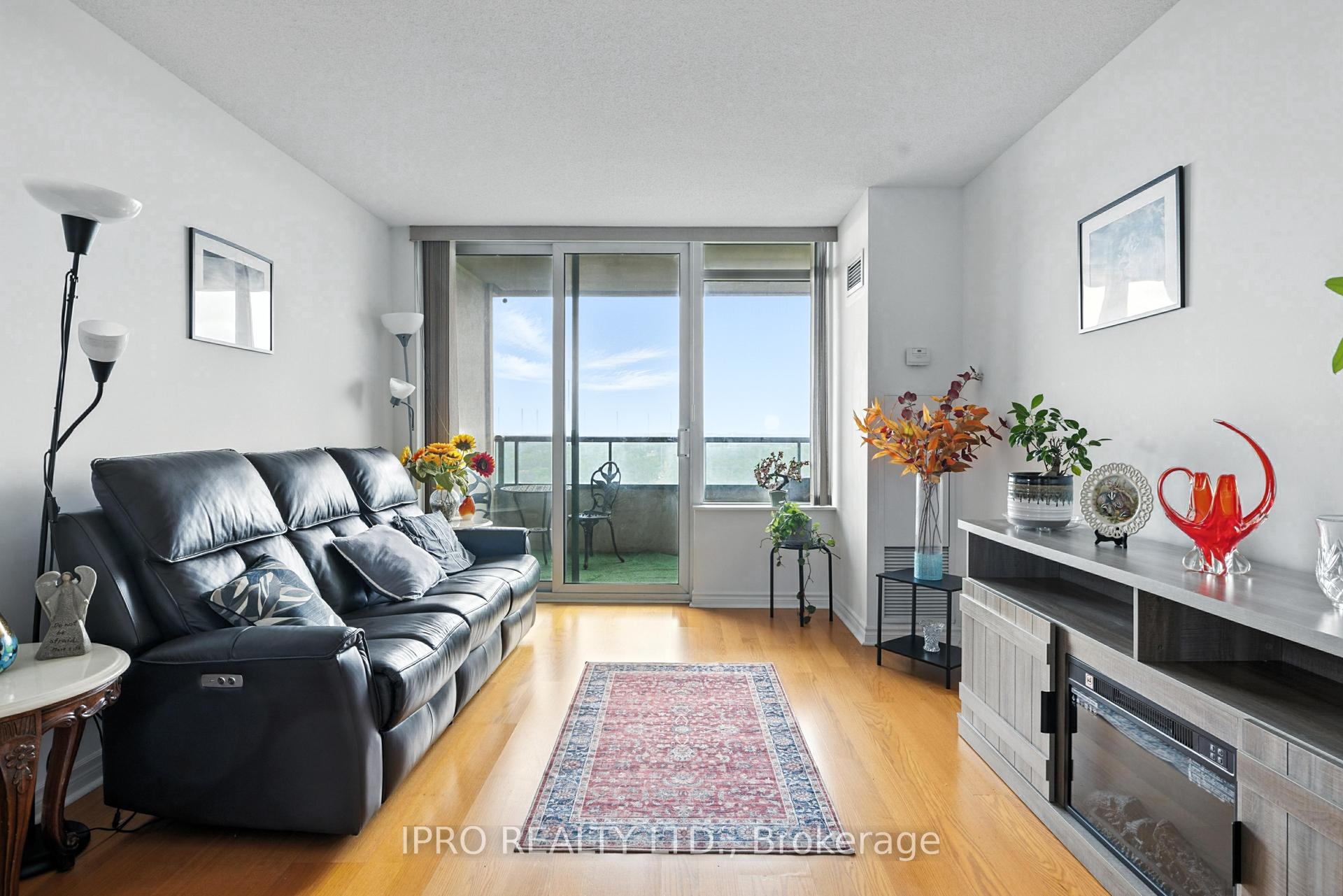3 Bedrooms Condo at 61 Town Centre, Toronto For sale