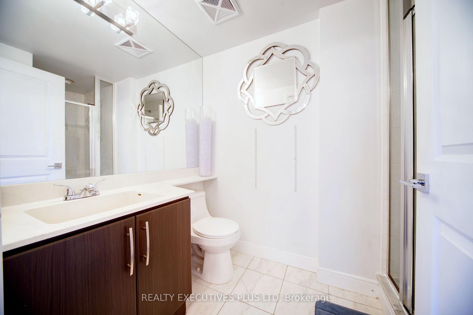 3 Bedrooms Condo at 60 Absolute, Mississauga For sale