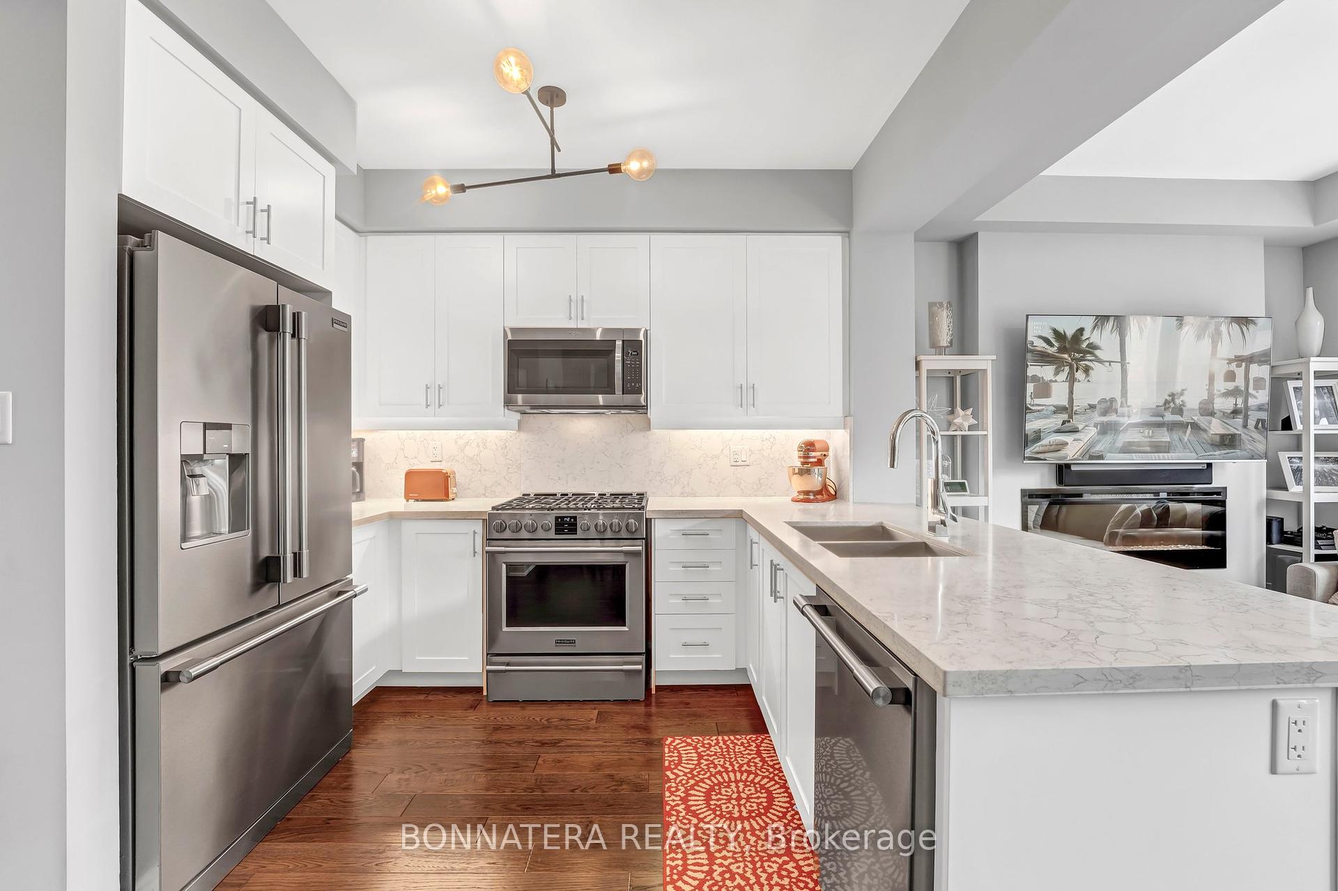 4 Bedrooms Condo at 10 Augustus, Toronto For sale