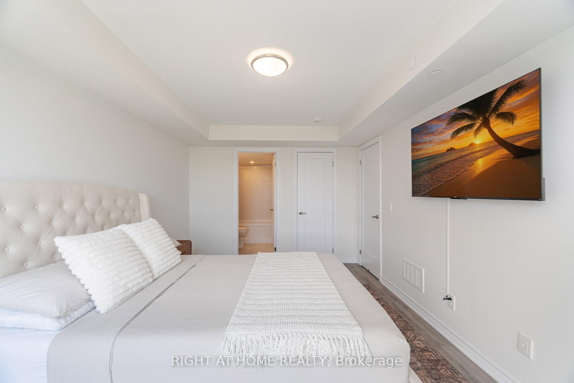 2 Bedrooms Condo at 349 Wheat Boom, Oakville For sale