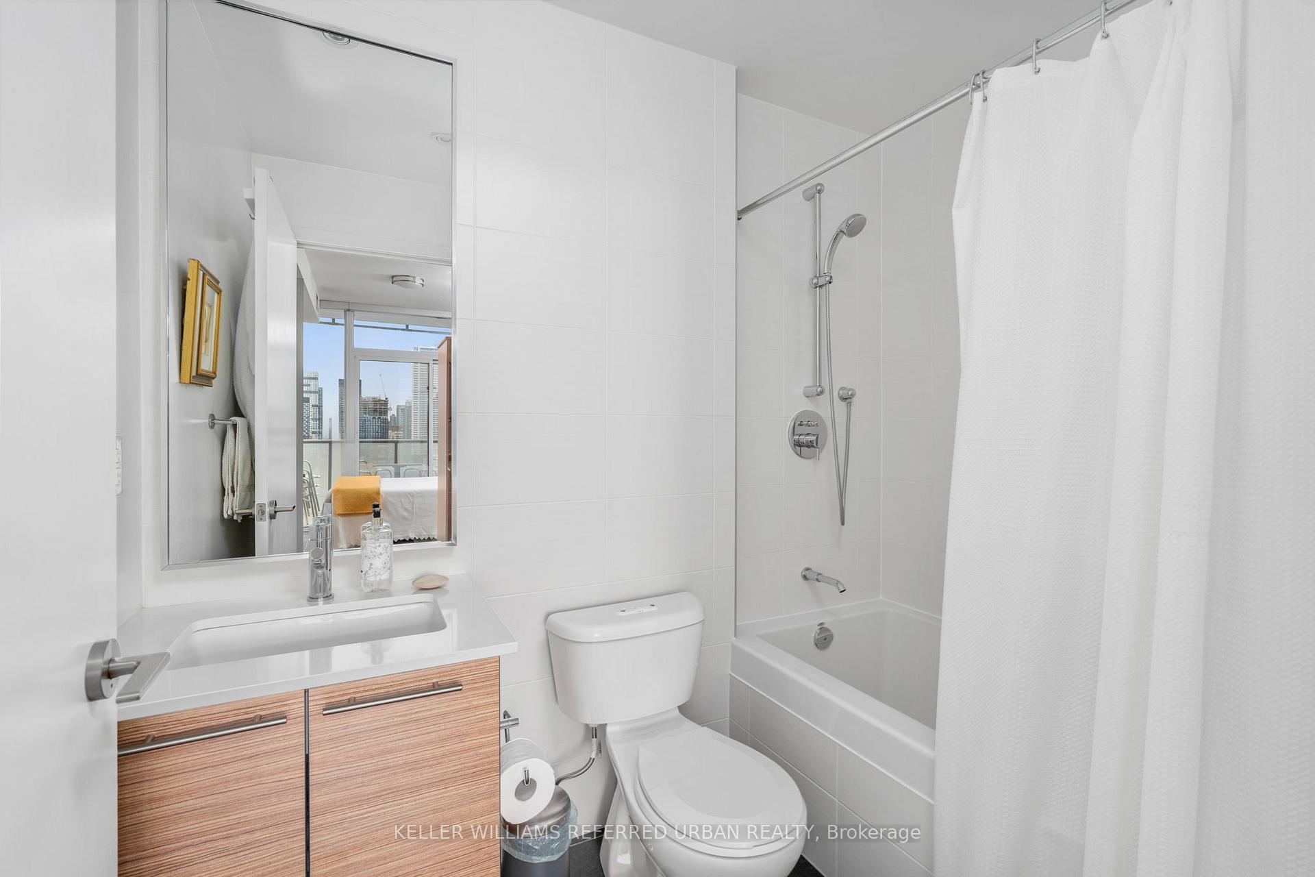 2 Bedrooms Condo at 1 Market, Toronto For sale