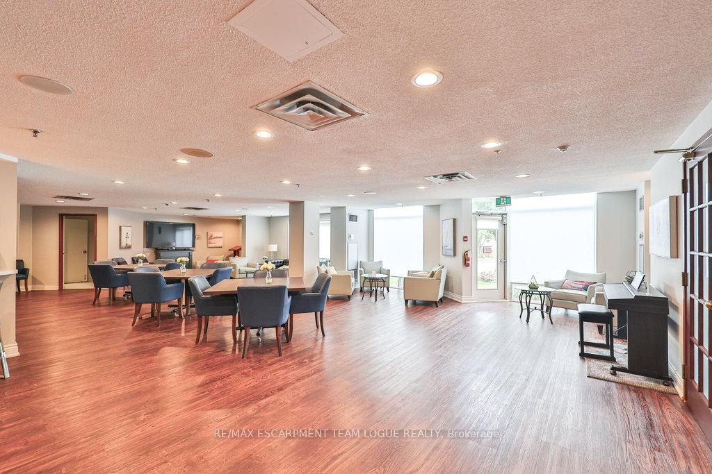 2 Bedrooms Condo at 2511 Lakeshore, Oakville For sale