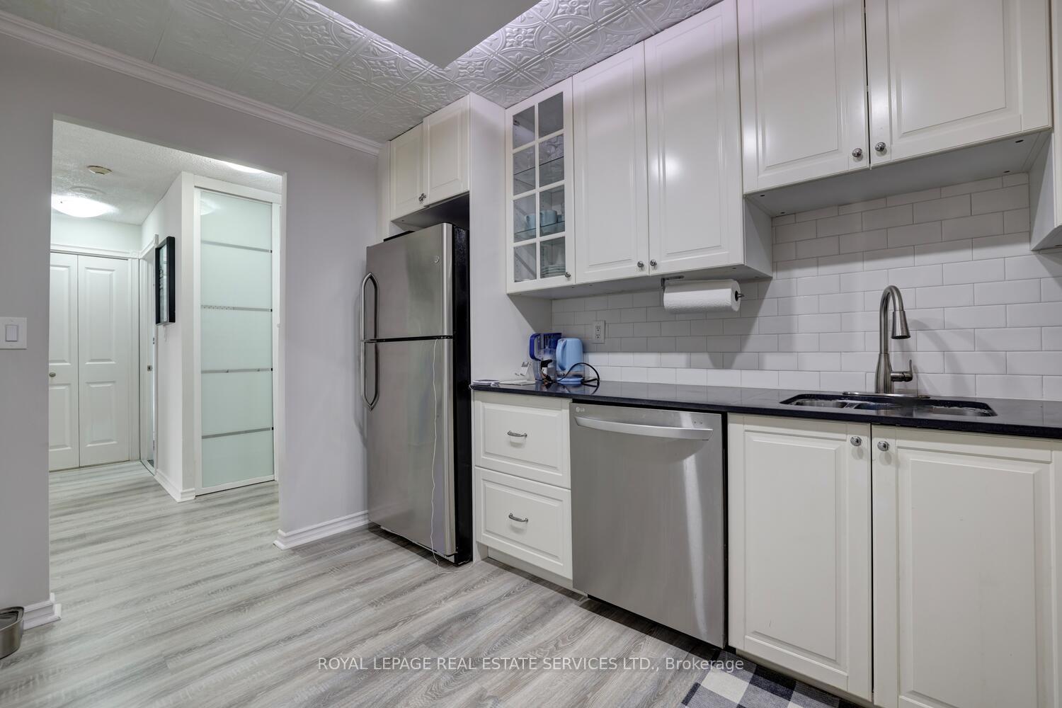 3 Bedrooms Condo at 155 Hillcrest,  Mississauga For sale