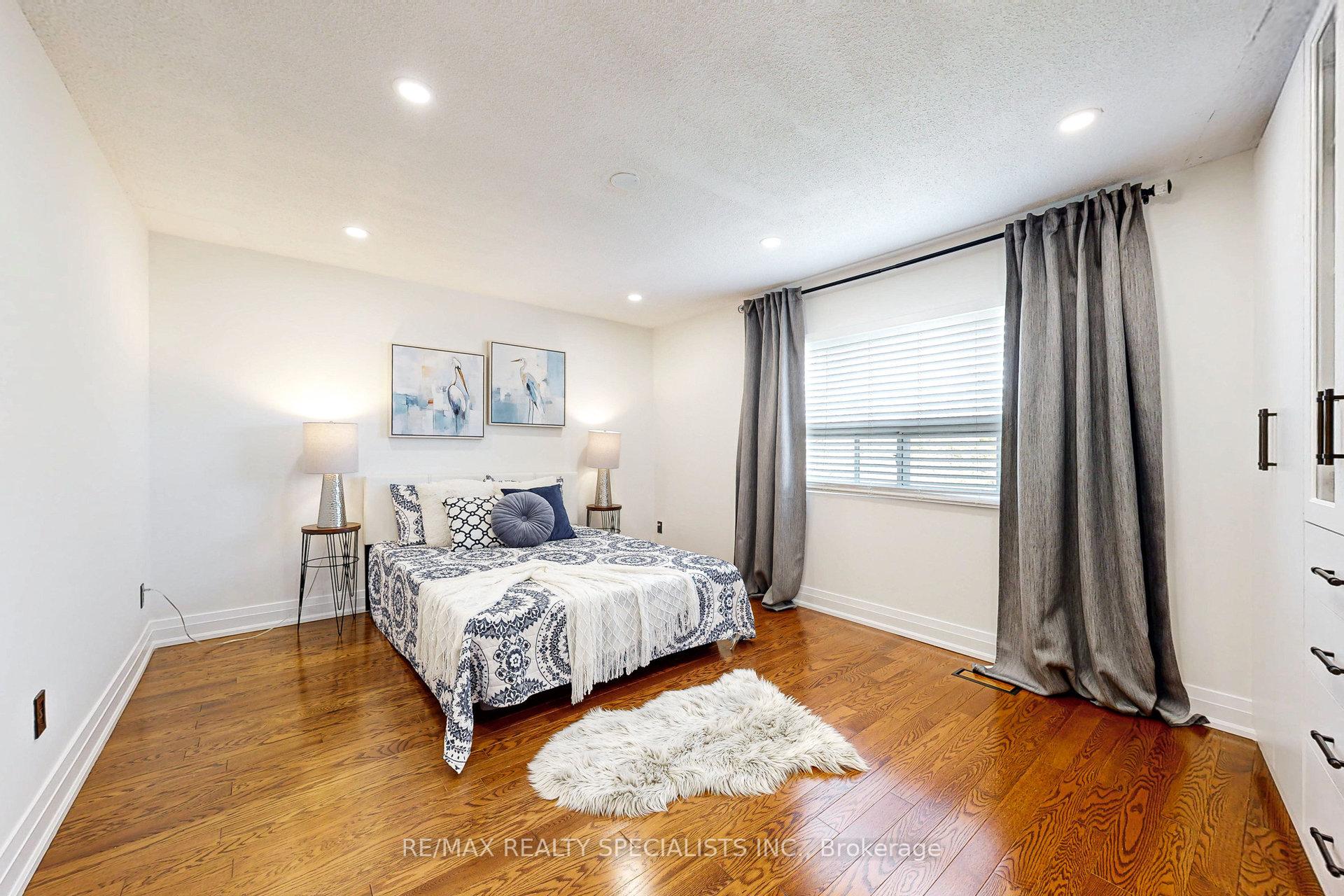 3 Bedrooms Condo at 2035 Asta, Mississauga For sale