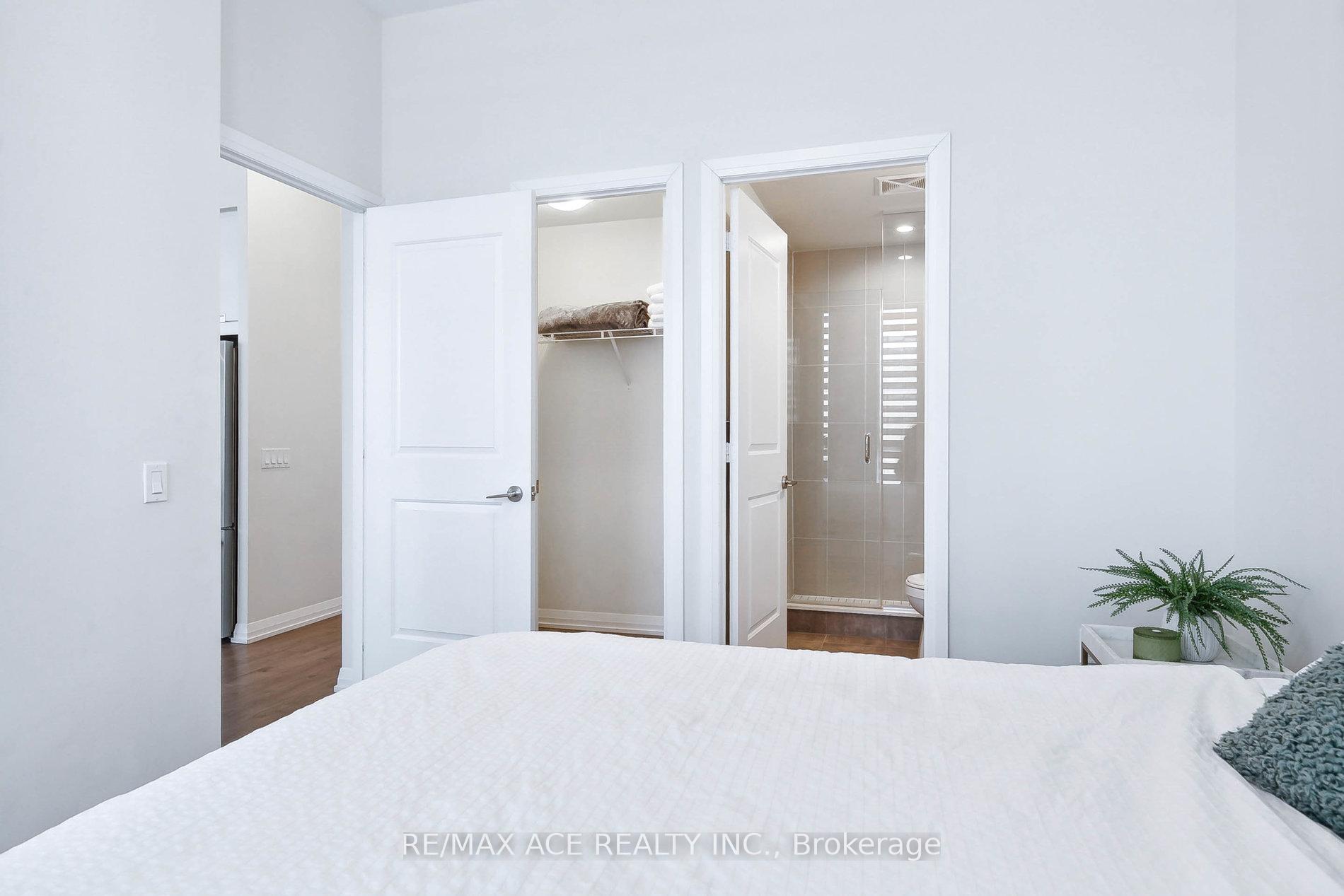 2 Bedrooms Condo at 65 Watergarden, Mississauga For sale