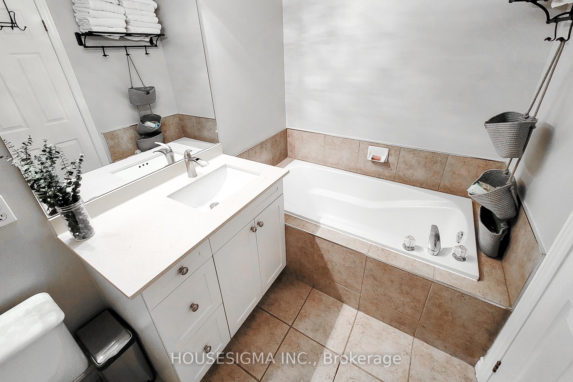 2 Bedrooms Condo at 3480 Upper Middle, Burlington For sale