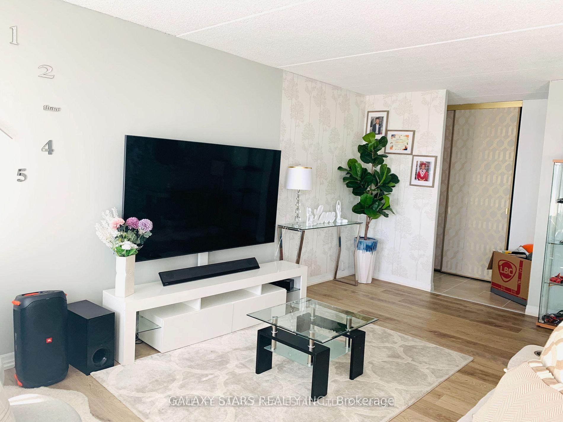 2 Bedrooms Condo at 2 Glamorgan,  Toronto For sale
