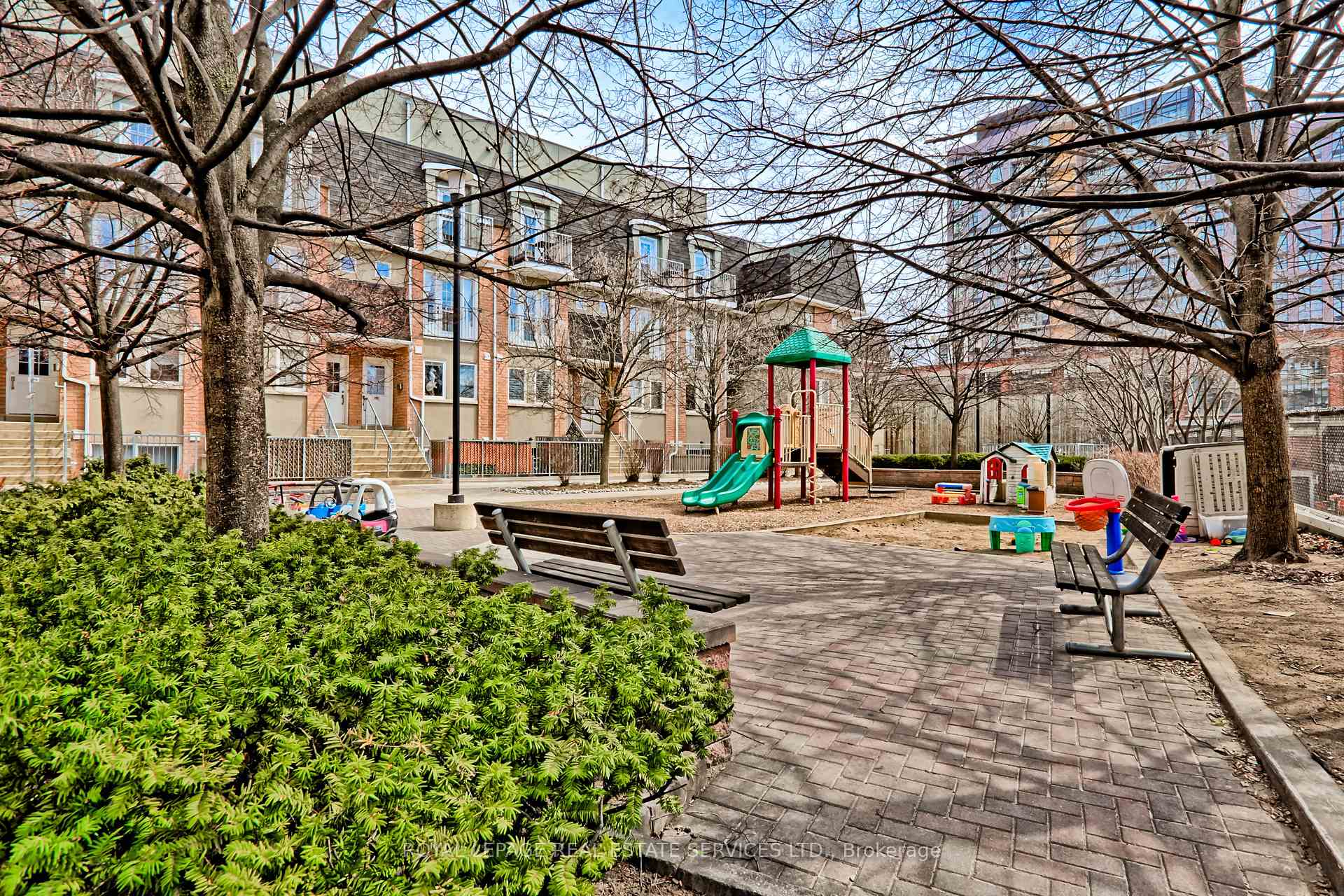 4 Bedrooms Condo at 40 Merchant, Toronto For sale