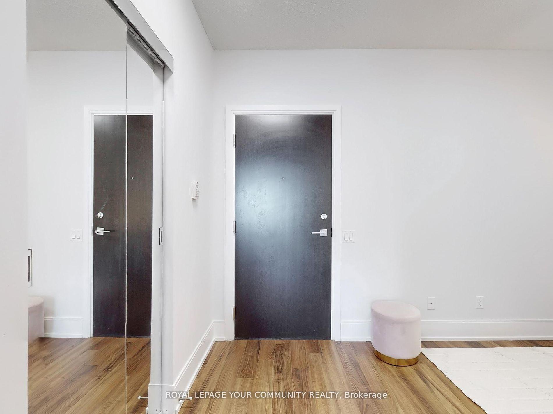 2 Bedrooms Condo at 15 Viking, Toronto For sale