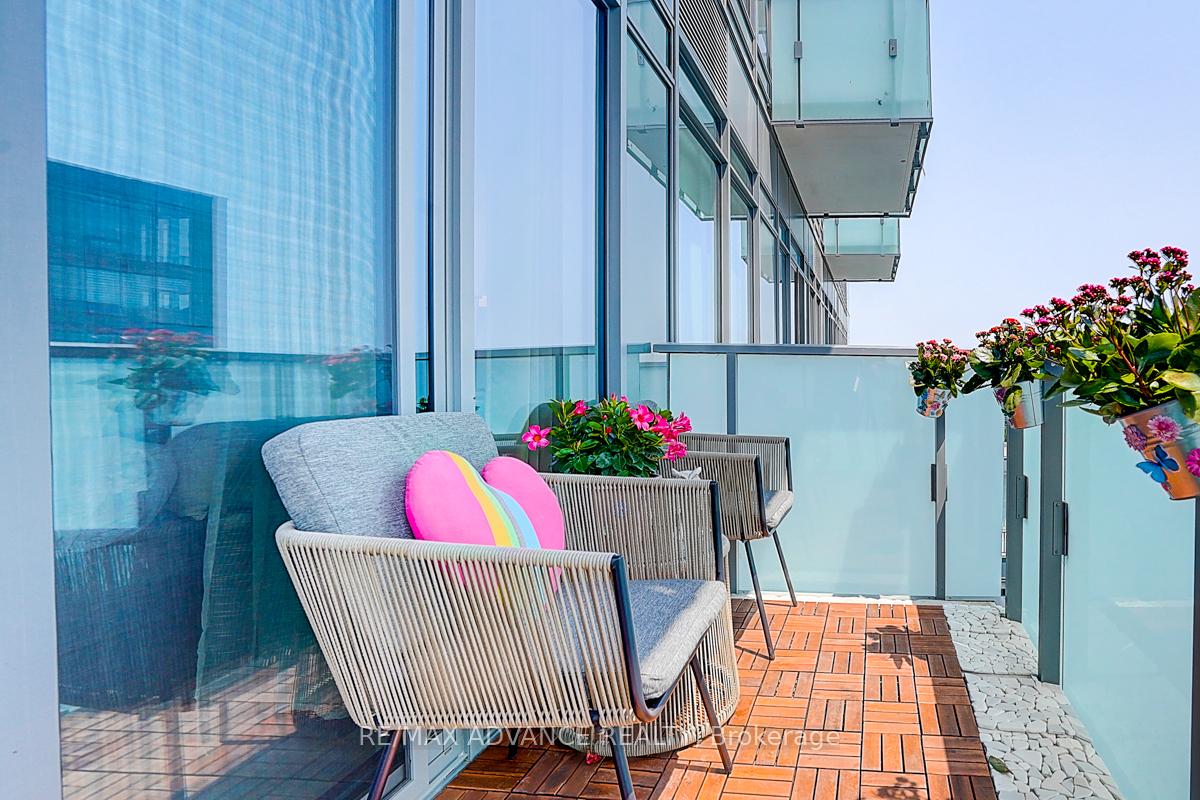 2 Bedrooms Condo at 7 Golden Lion, Toronto For sale