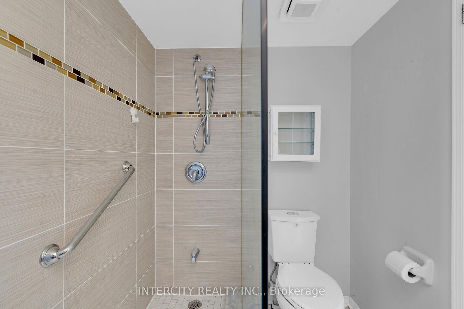3 Bedrooms Condo at 32 Tannery, Mississauga For sale