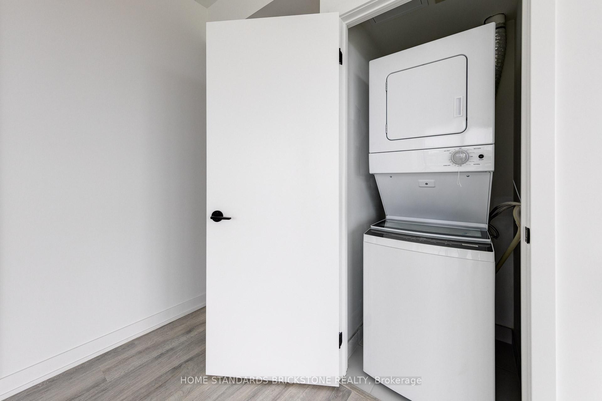 3 Bedrooms Condo at 220 Missinnihe, Mississauga For sale