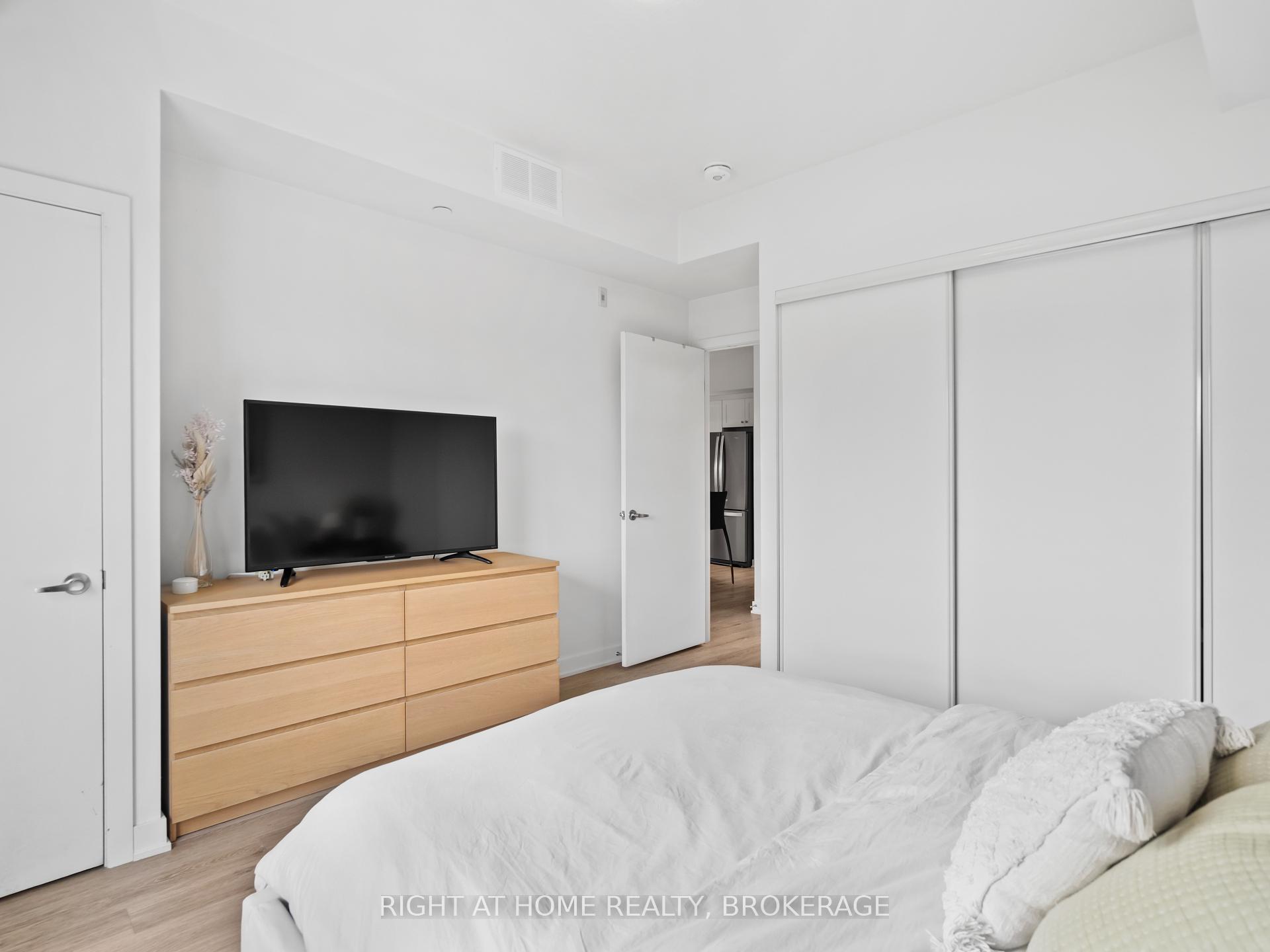 2 Bedrooms Condo at 16 Markle, Hamilton For sale