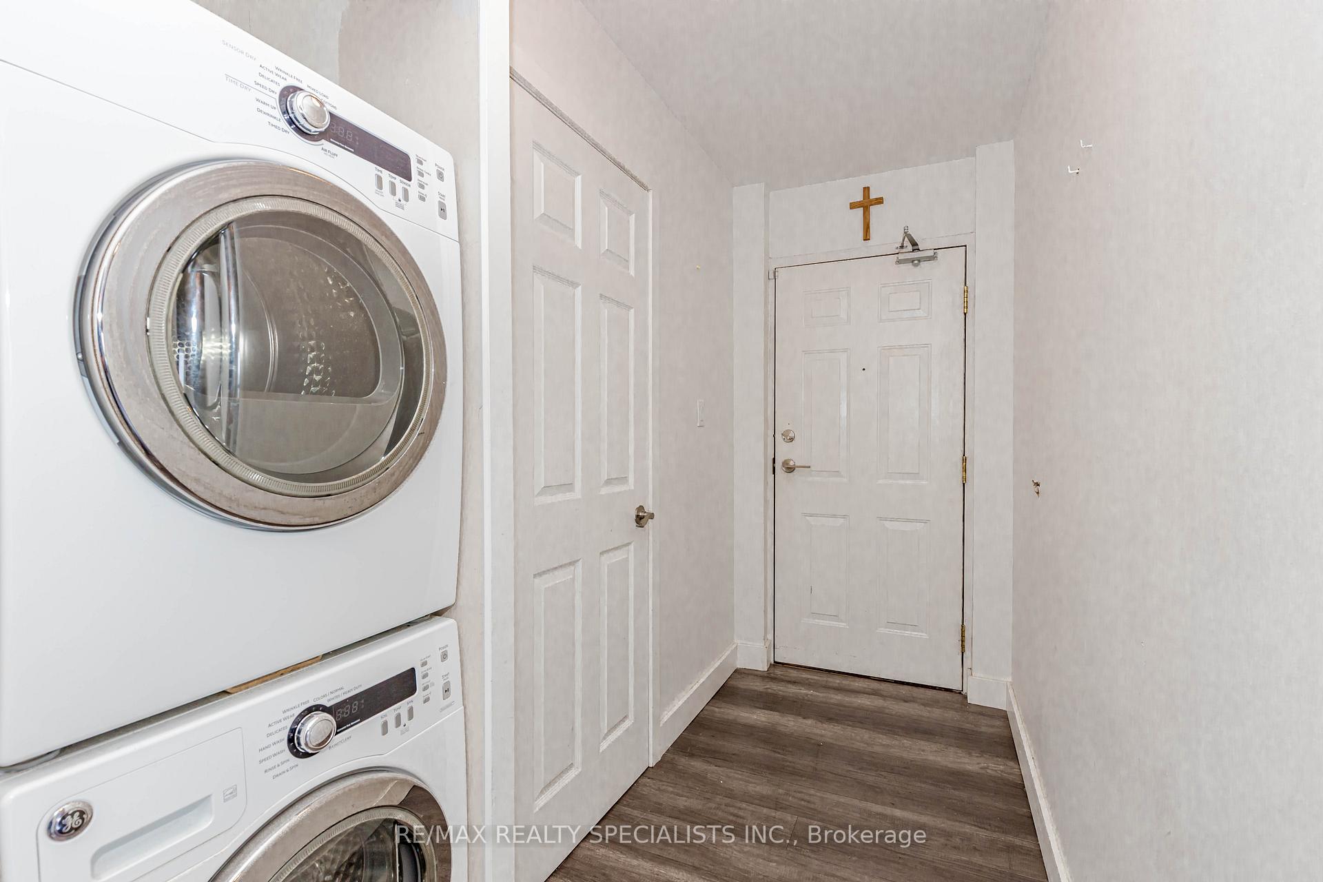 2 Bedrooms Condo at 32 Tannery, Mississauga For sale