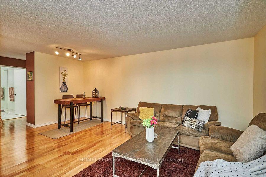 2 Bedrooms Condo at 41 Markbrook, Toronto For sale