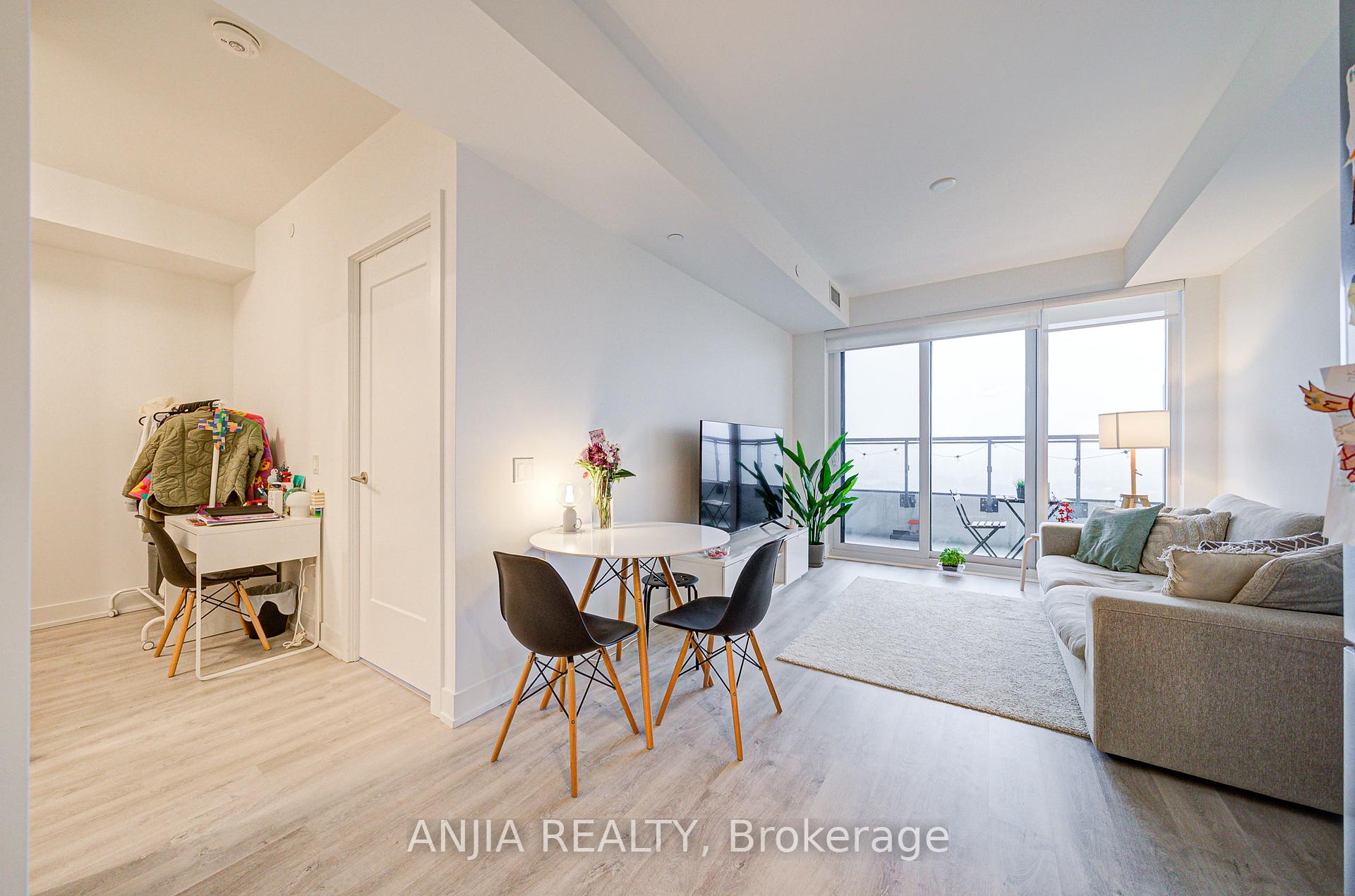 2 Bedrooms Condo at 30 Inn On The Park, Toronto For sale