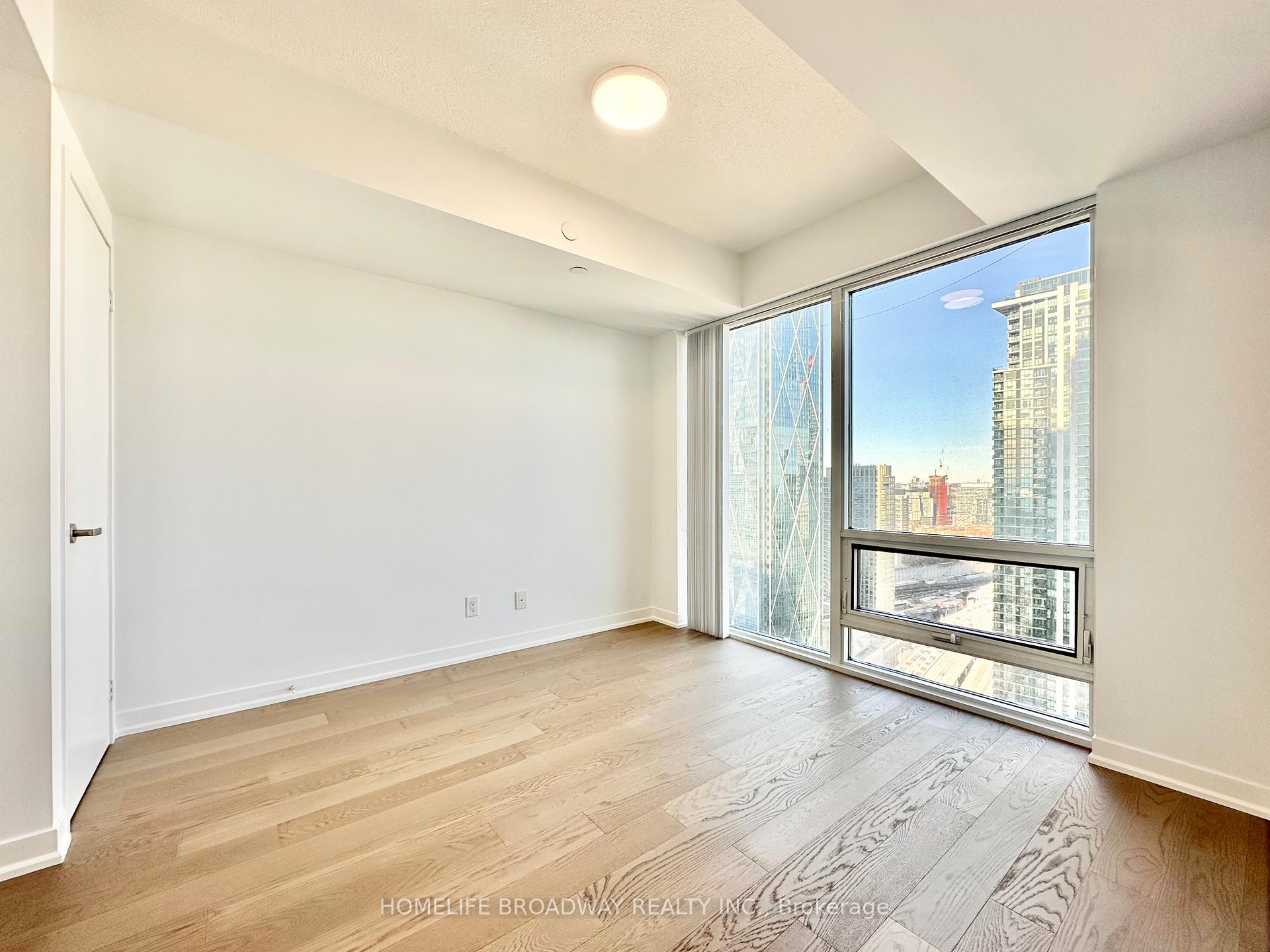 1 Bedroom Condo at 88 Harbour,  Toronto For sale