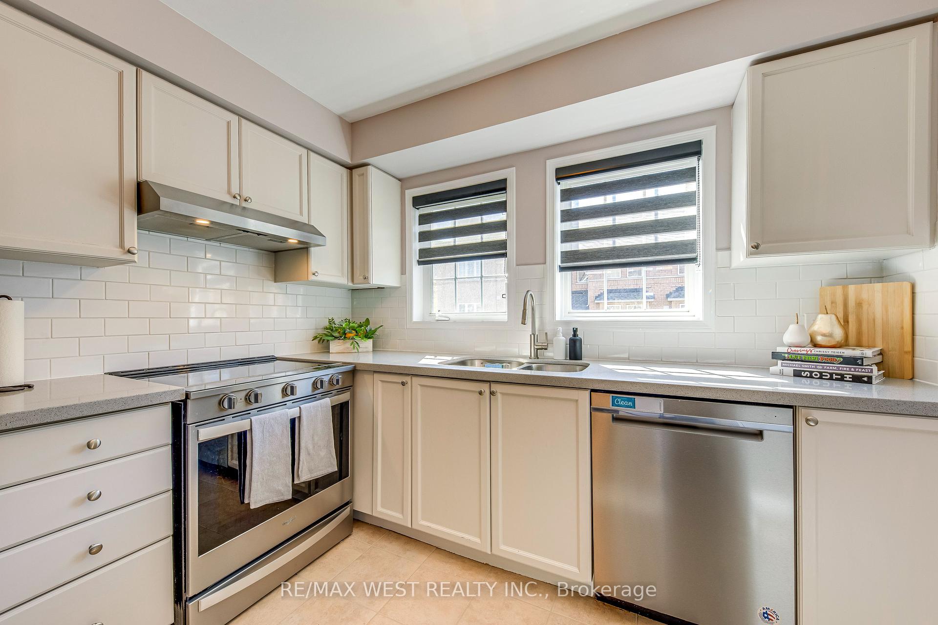 3 Bedrooms Condo at 50 Strathaven, Mississauga For sale