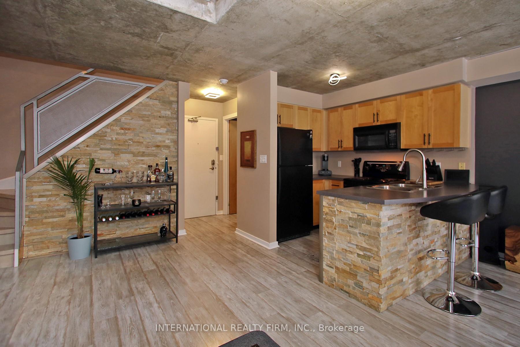 2 Bedrooms Condo at 800 King, Toronto For sale