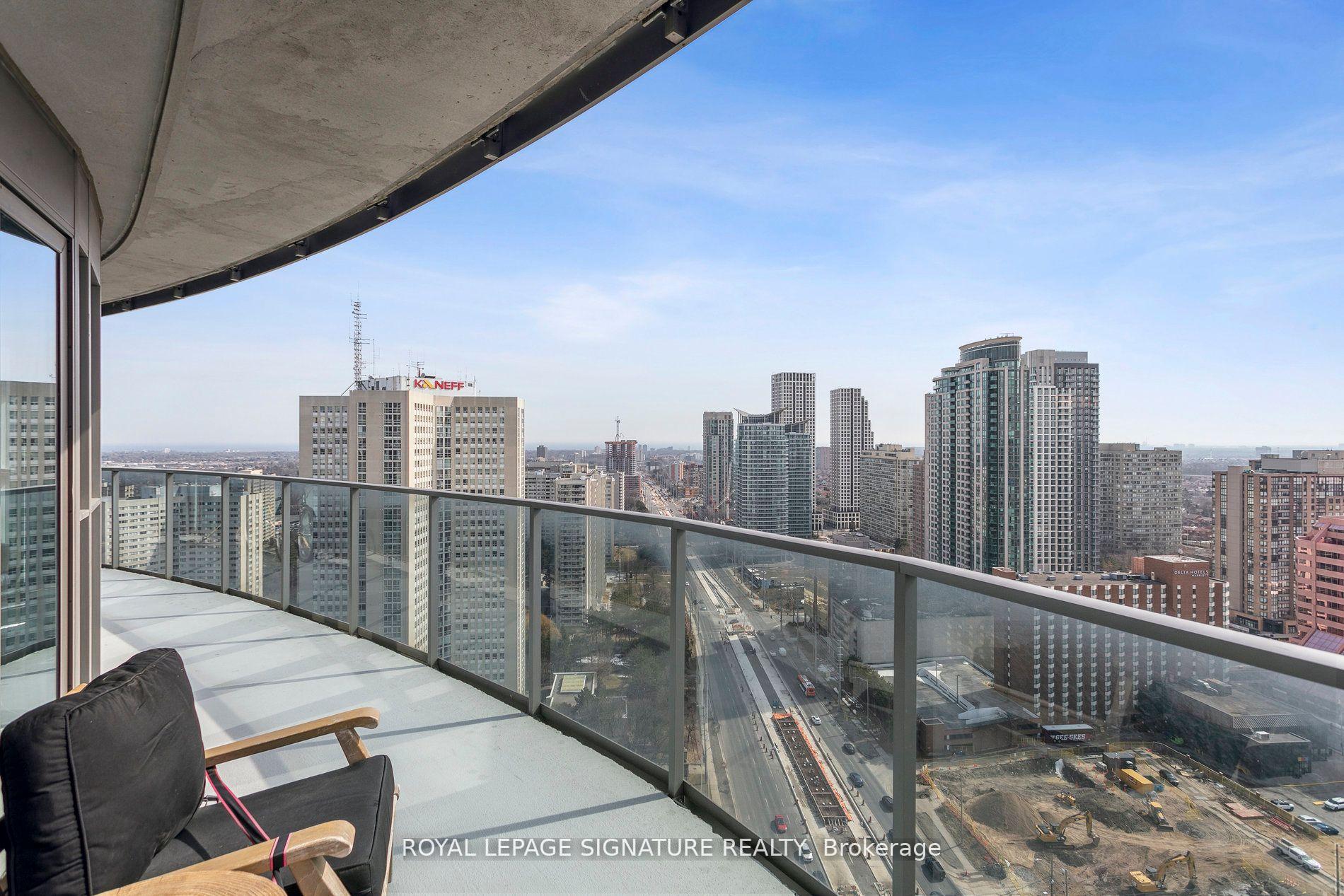 3 Bedrooms Condo at 60 Absolute, Mississauga For sale